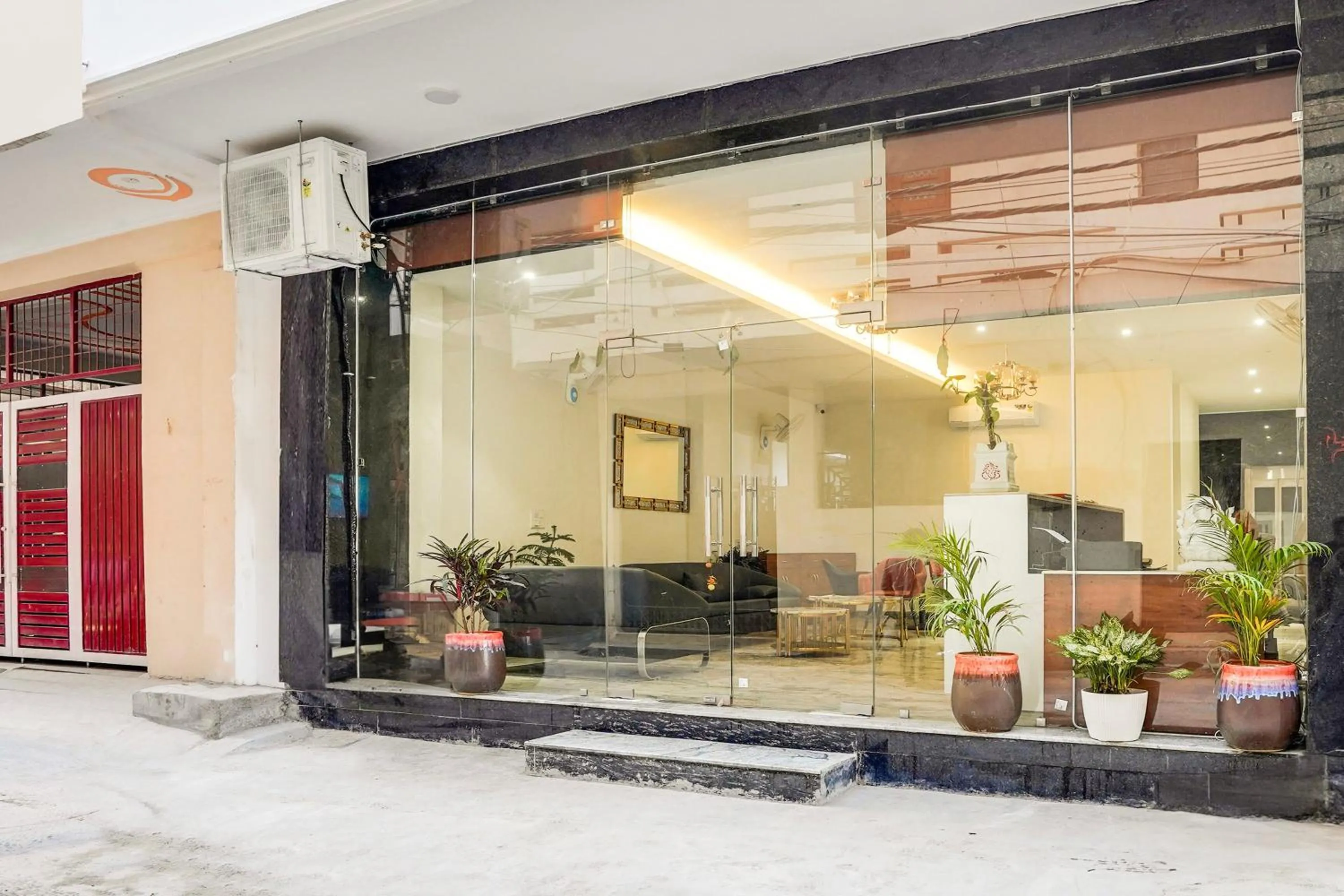 Facade/entrance in HOTEL RETREAT INN