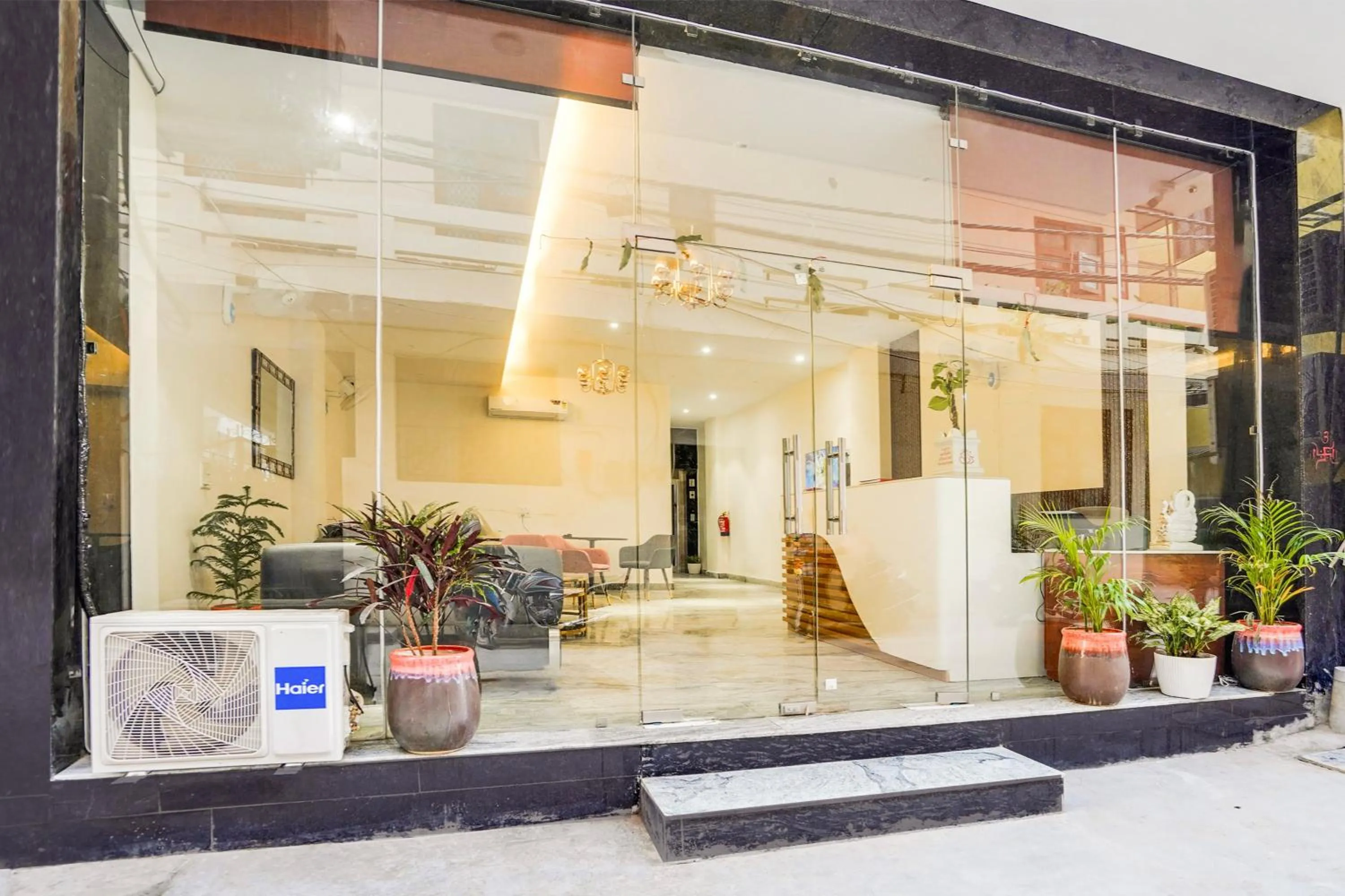 Facade/entrance in HOTEL RETREAT INN