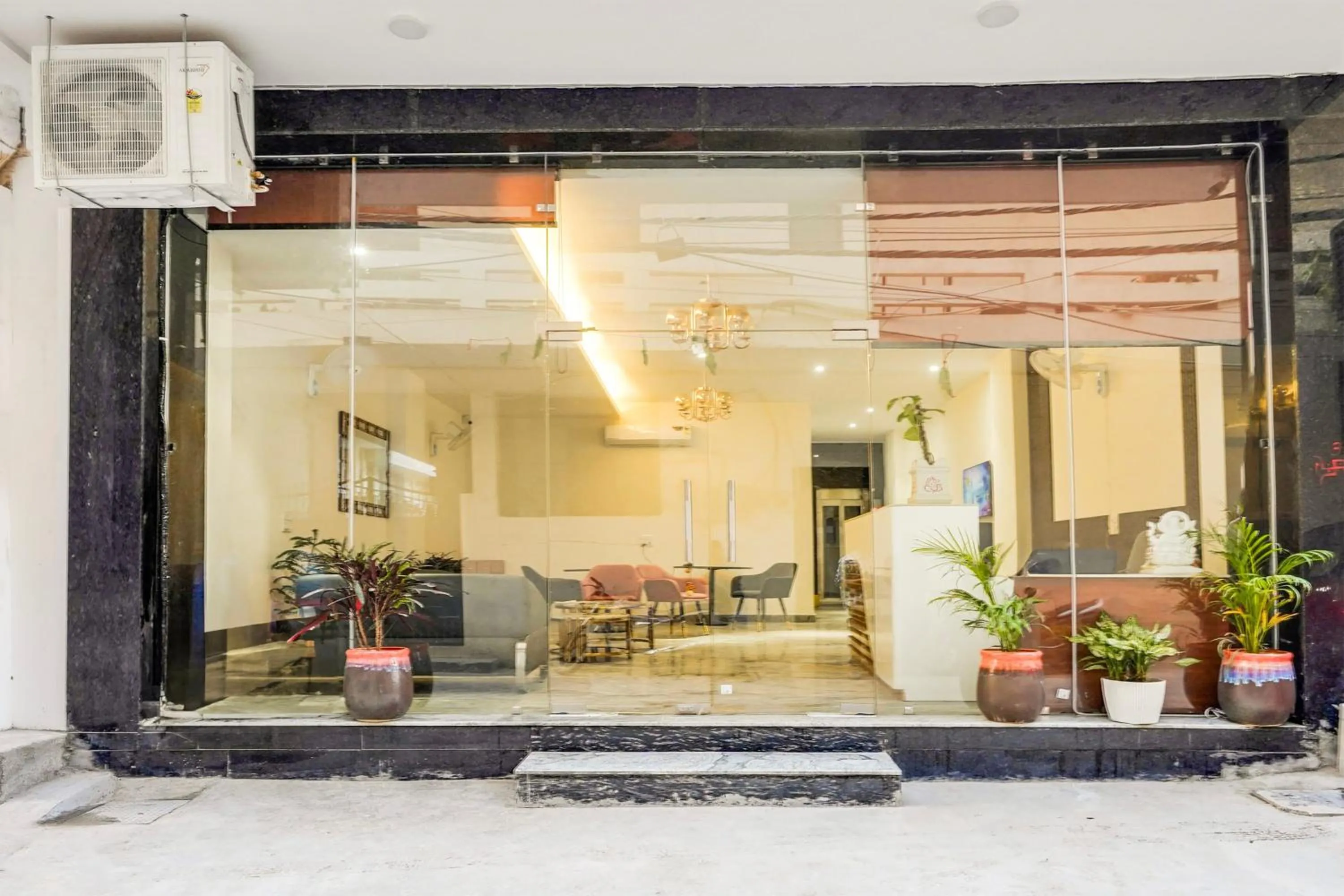 Facade/entrance in HOTEL RETREAT INN