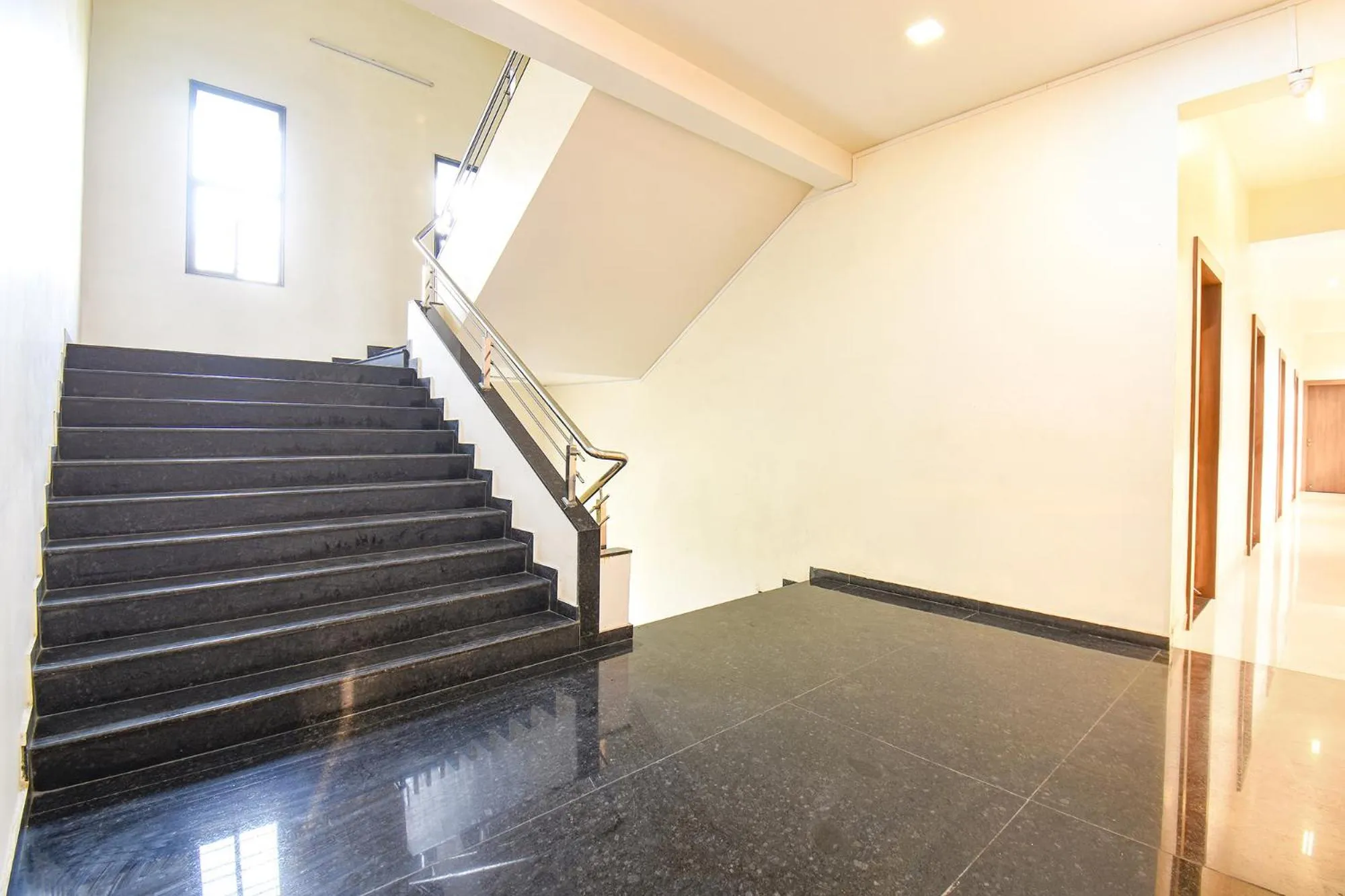 Lobby or reception in FabHotel Royal Suits - Nr Mahadji Shinde Chhatri