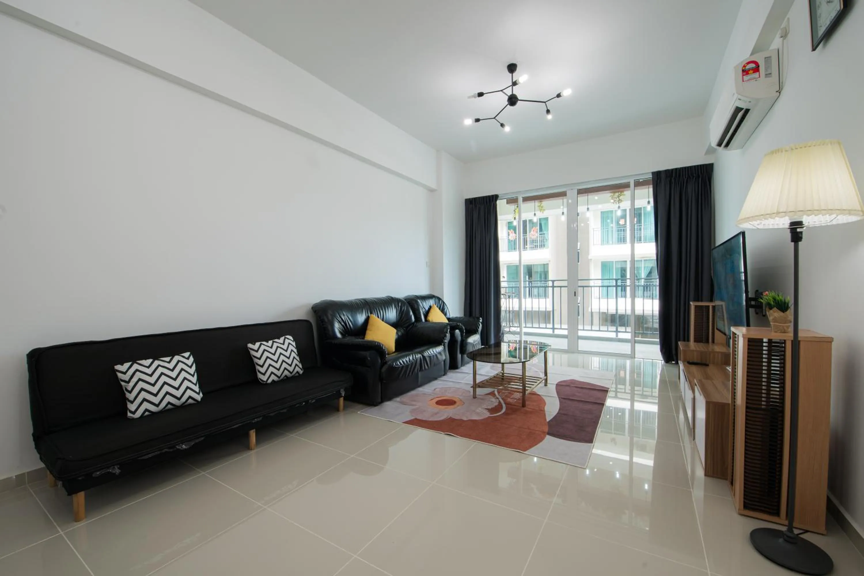 TV and multimedia in Trival Broadway Hut Homestay Sri Indah, Sandakan