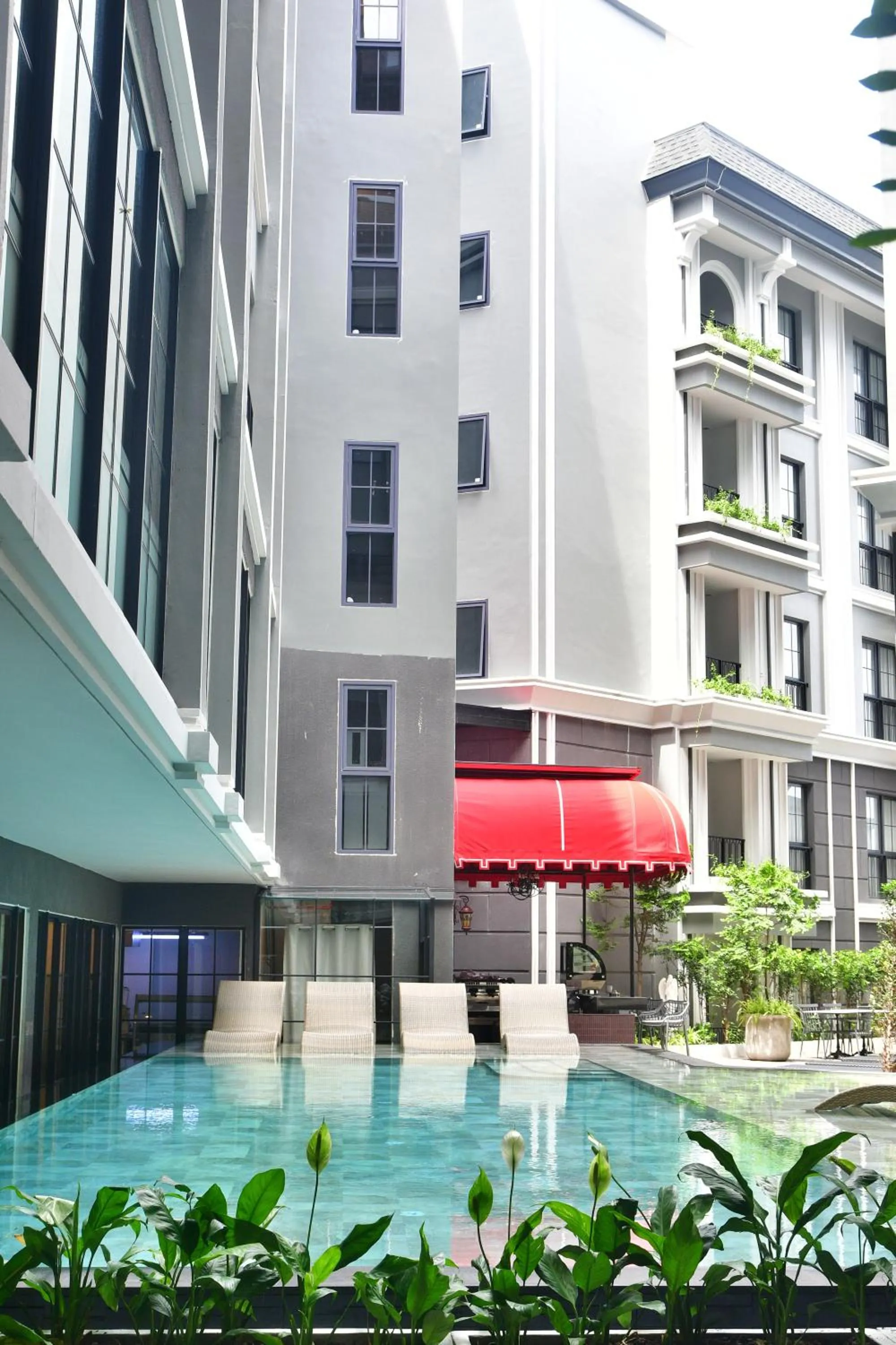 Swimming pool in Chateau Du Village Patong