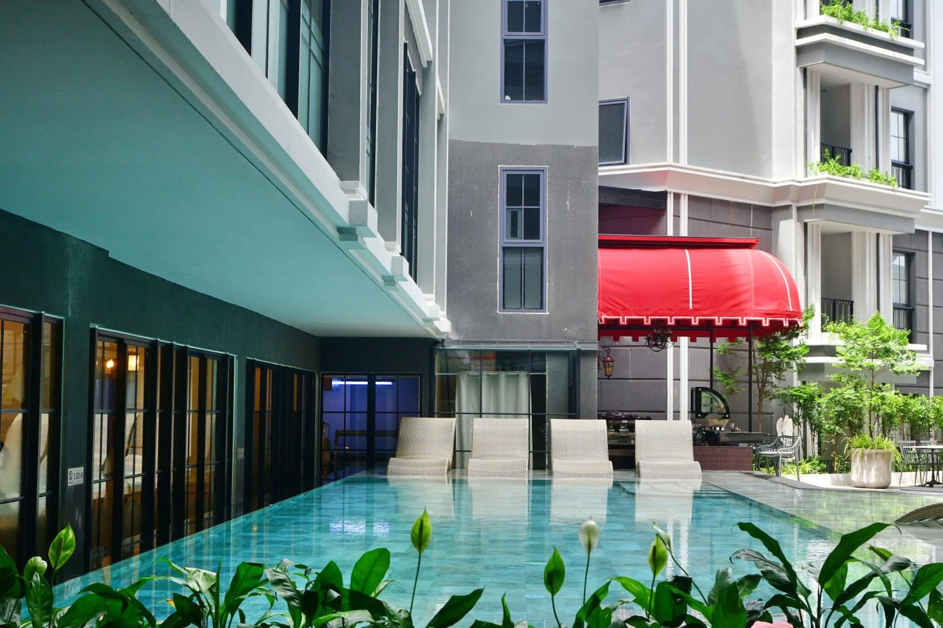 Swimming pool in Chateau Du Village Patong