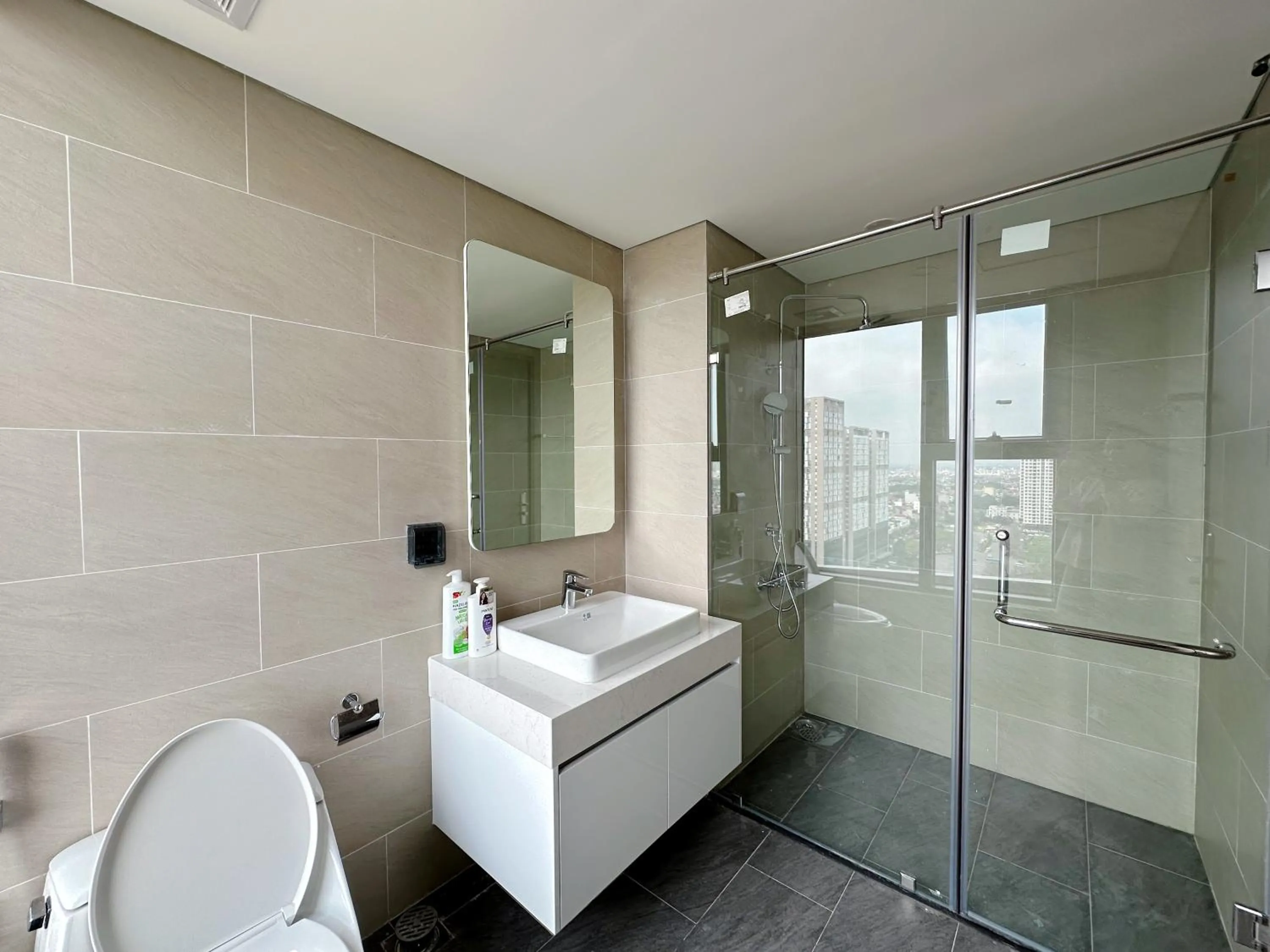 Shower in Apartments in Han Jardin Building next West Lake