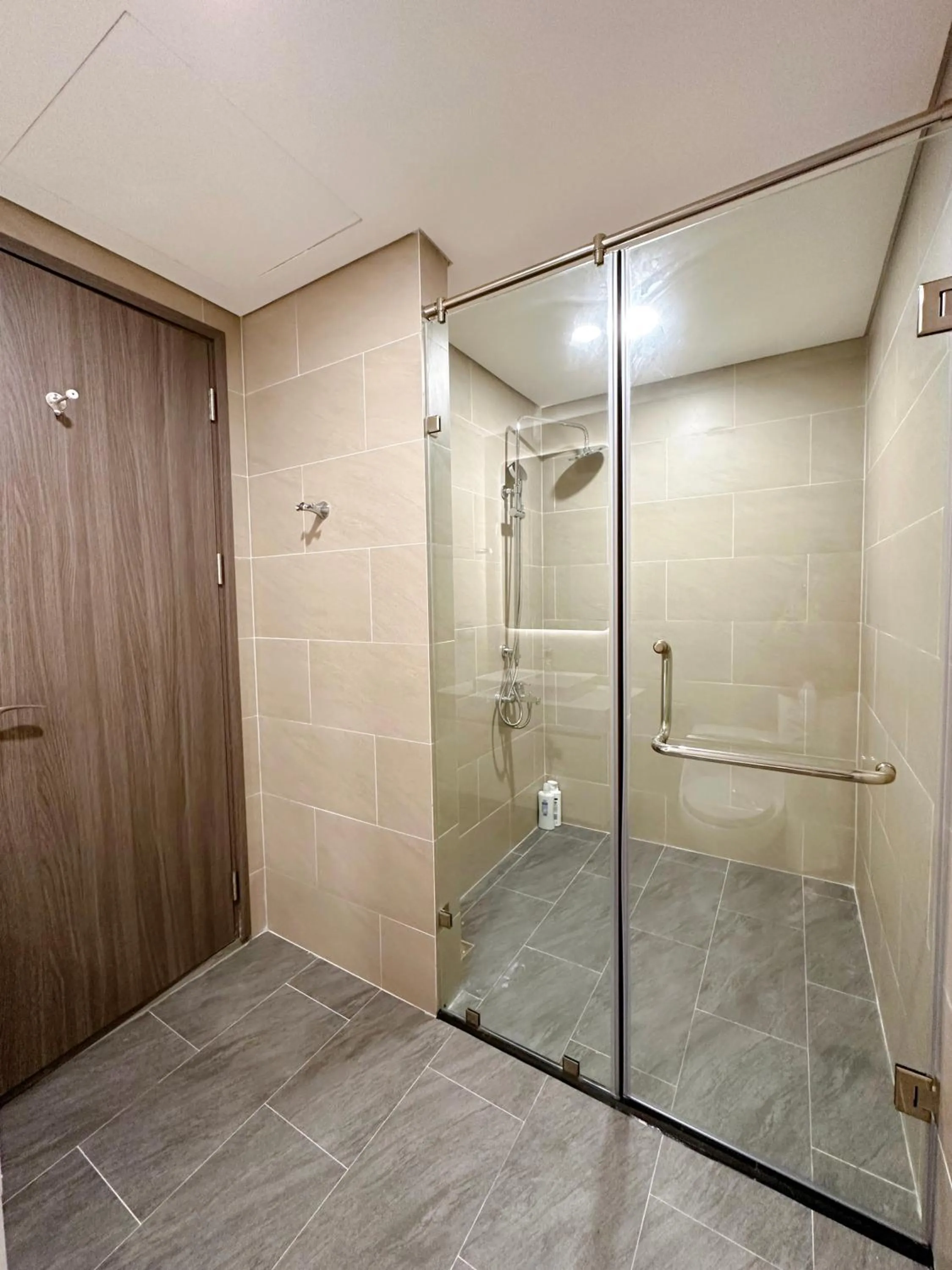 Shower in Apartments in Han Jardin Building next West Lake