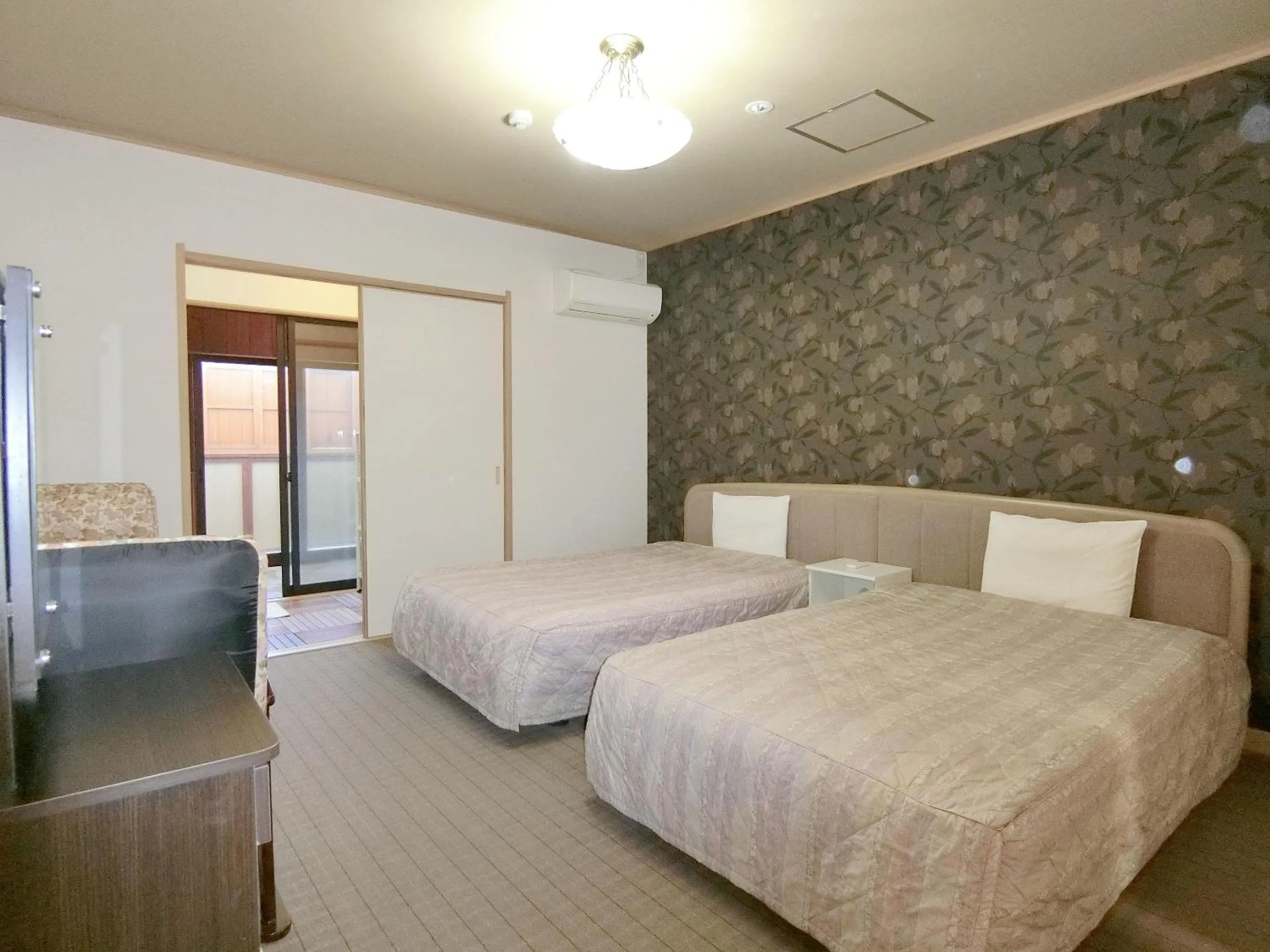 Photo of the whole room, Bed in Yurakuan Miyazaki