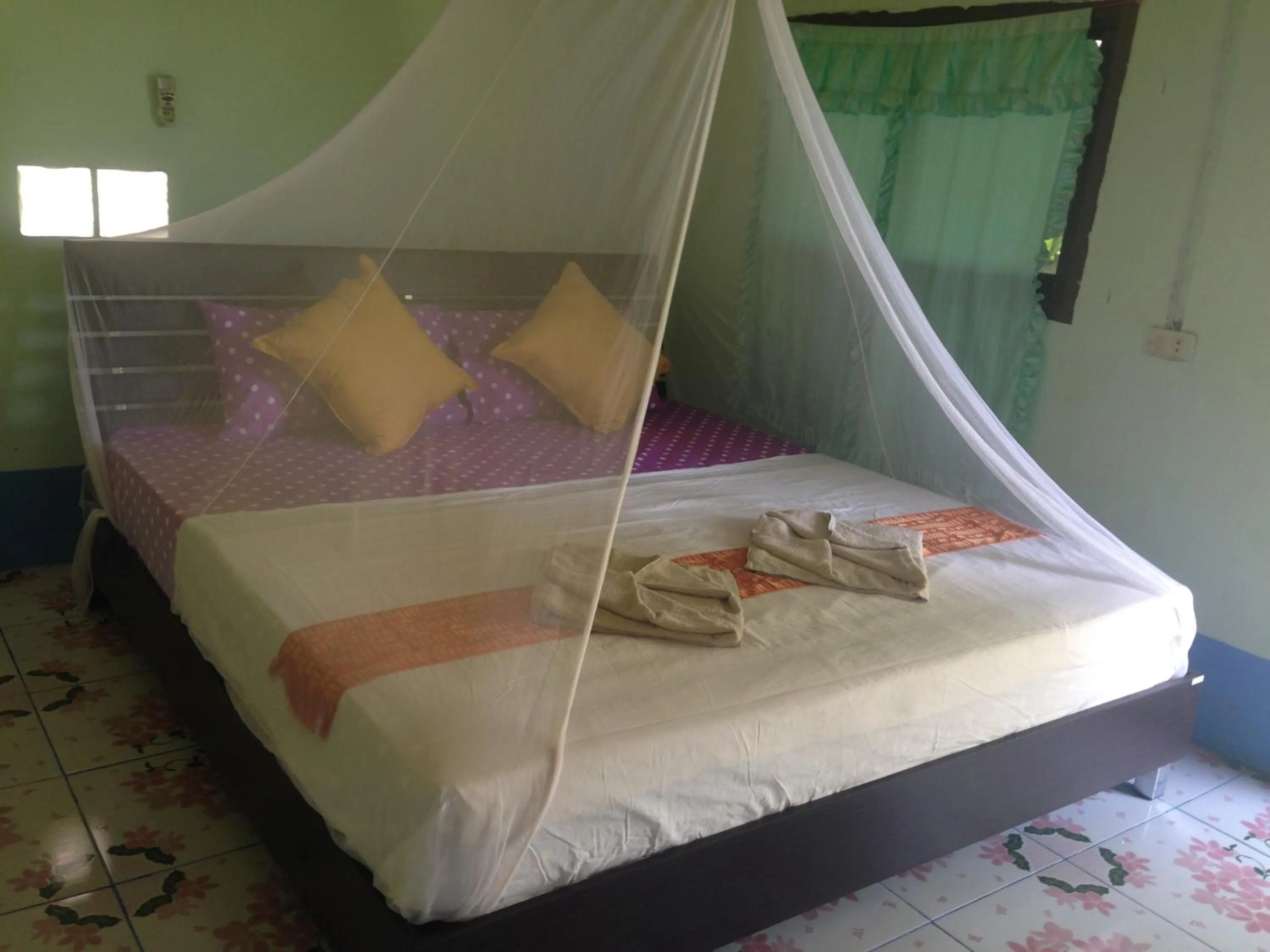 Photo of the whole room, Bed in Klong Jark Bungalows