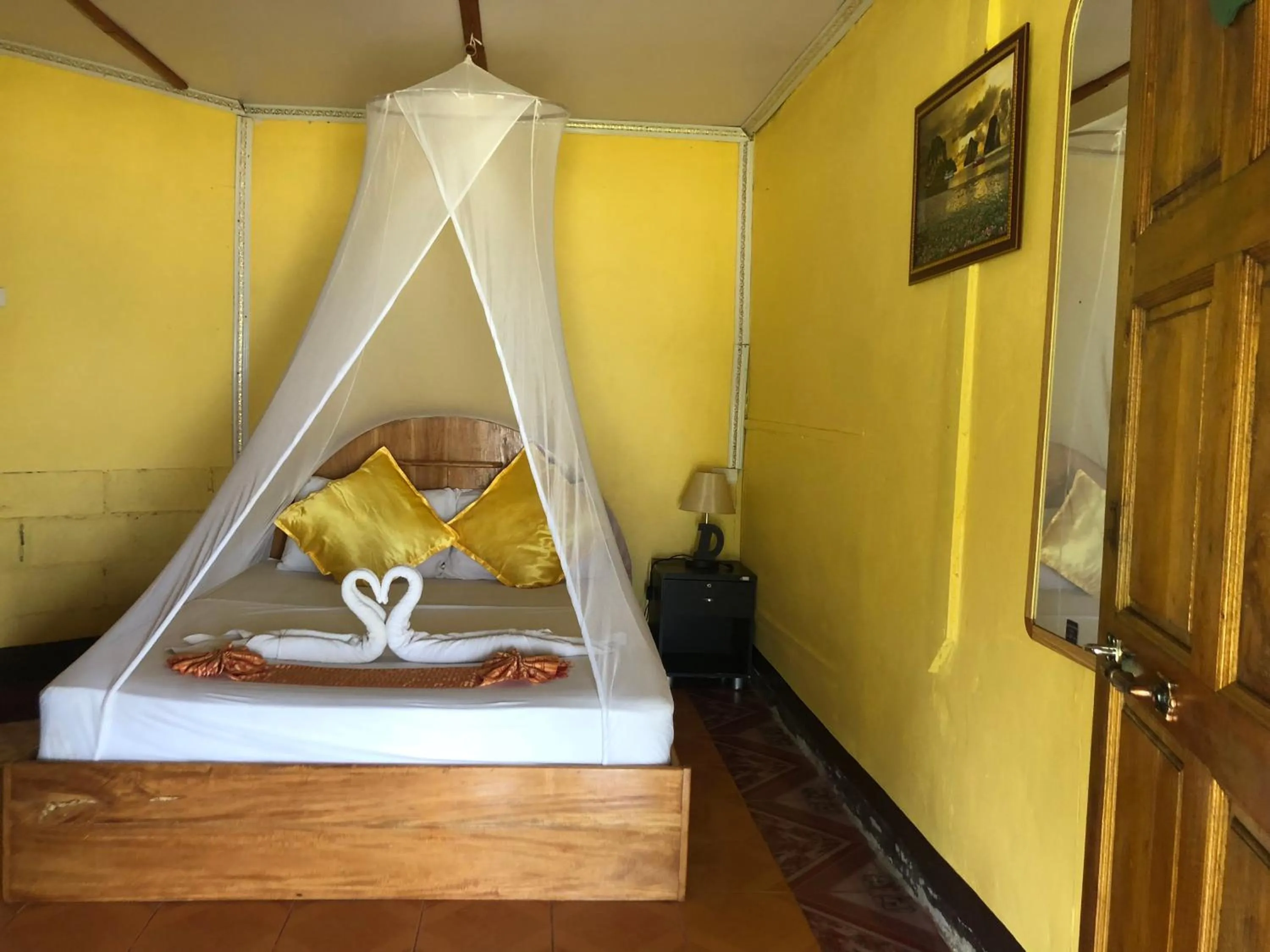 Inner courtyard view, Bed in Klong Jark Bungalows