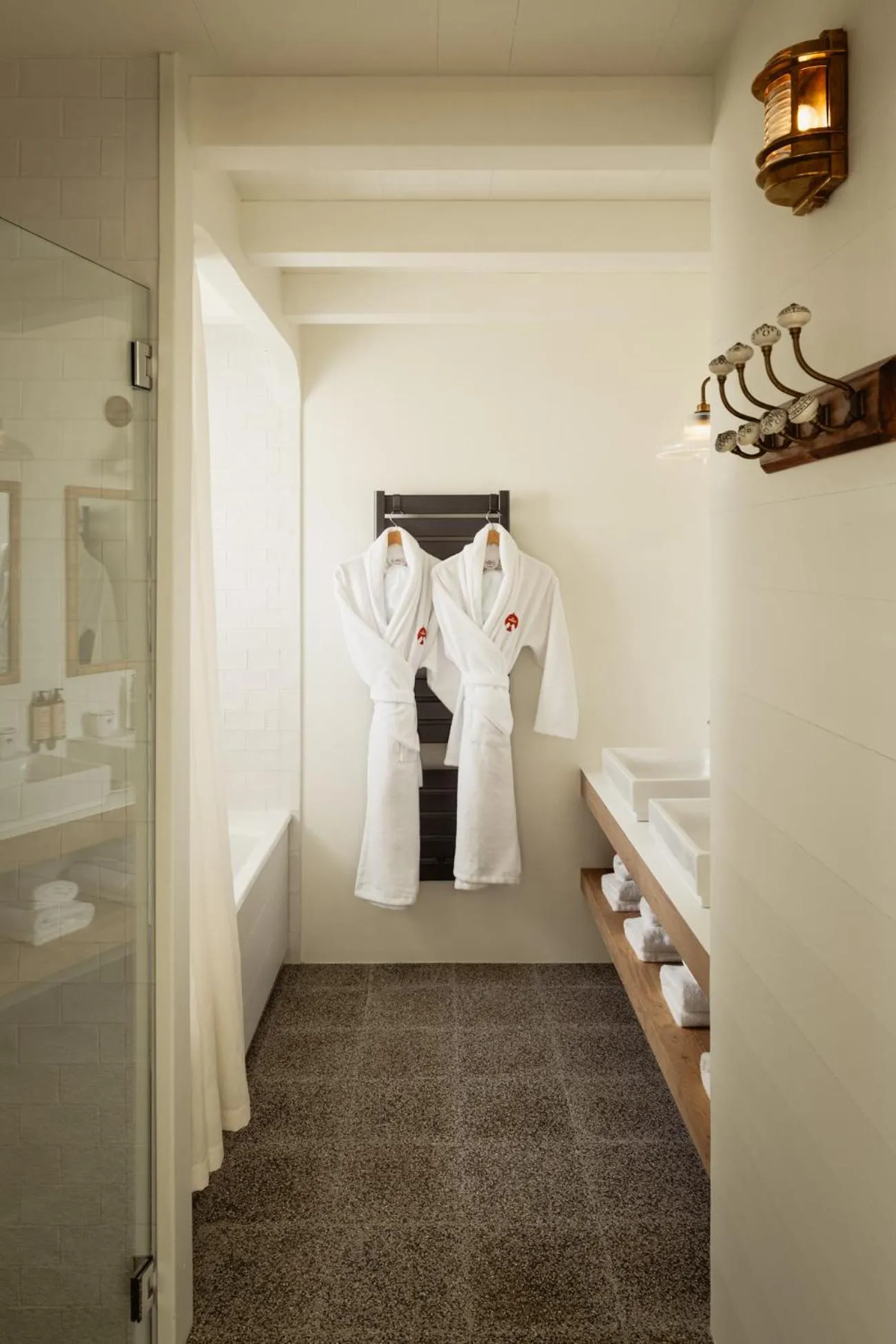 Shower, Bed in La Mission Hôtel & SPA - l'île d'Yeu