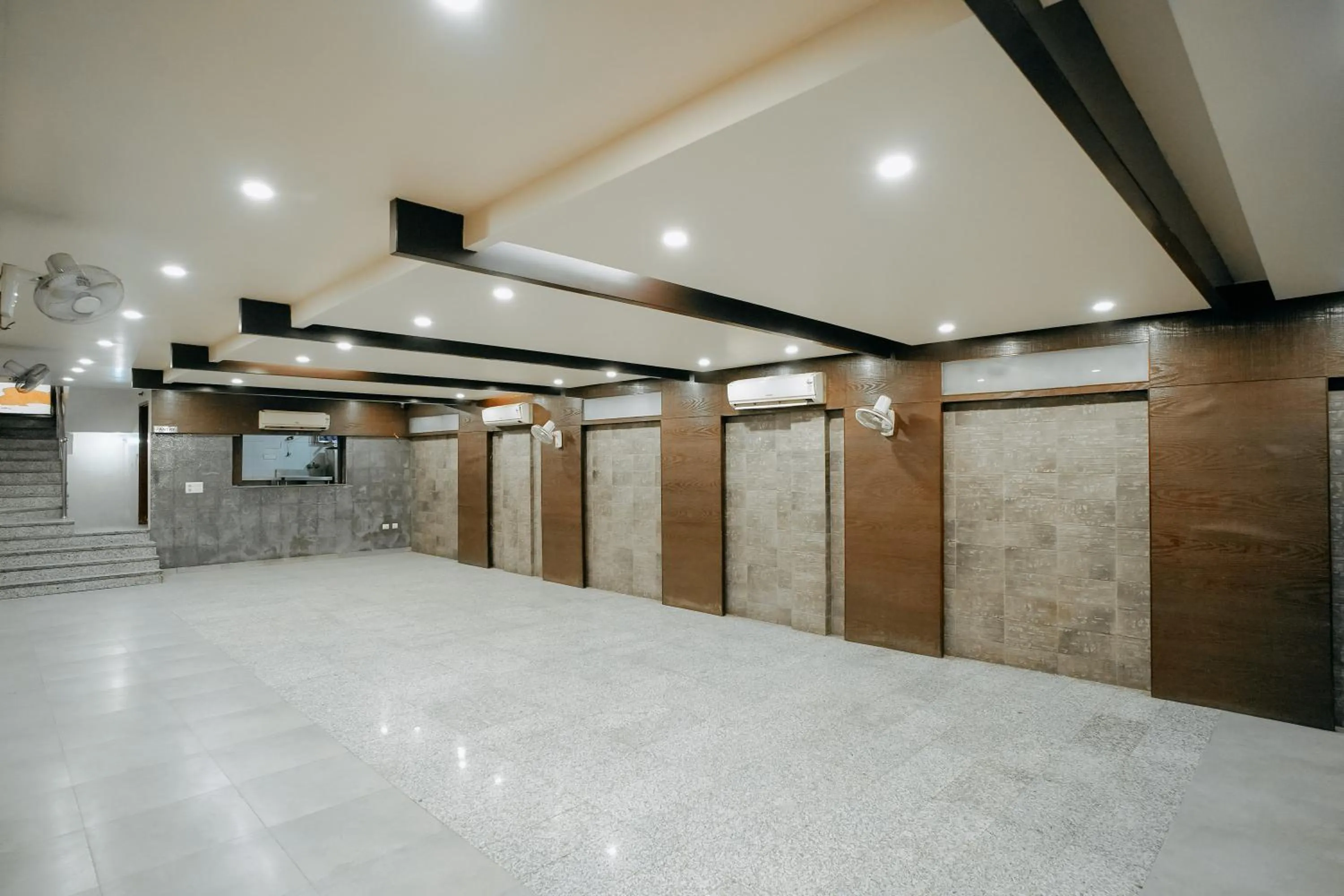 Restaurant/places to eat in Hotel Jinendra Inn