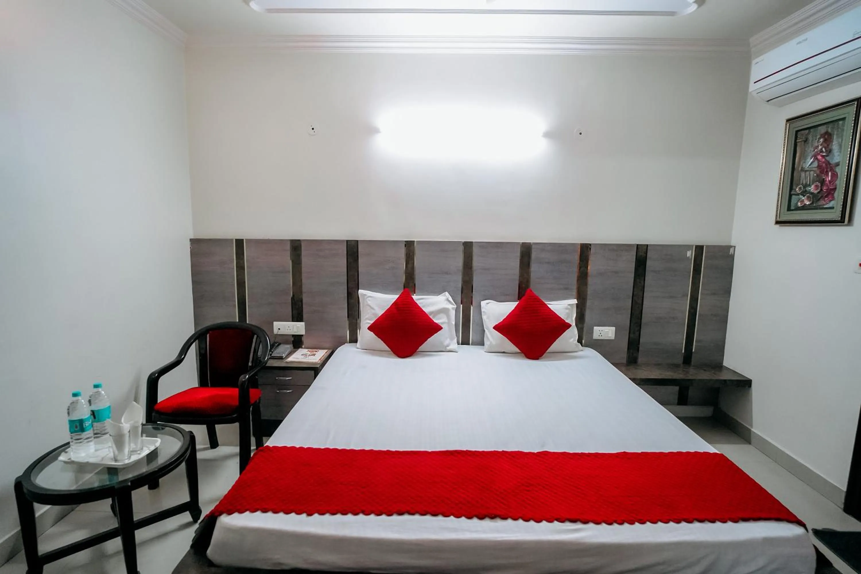 Bedroom, Bed in Hotel Jinendra Inn