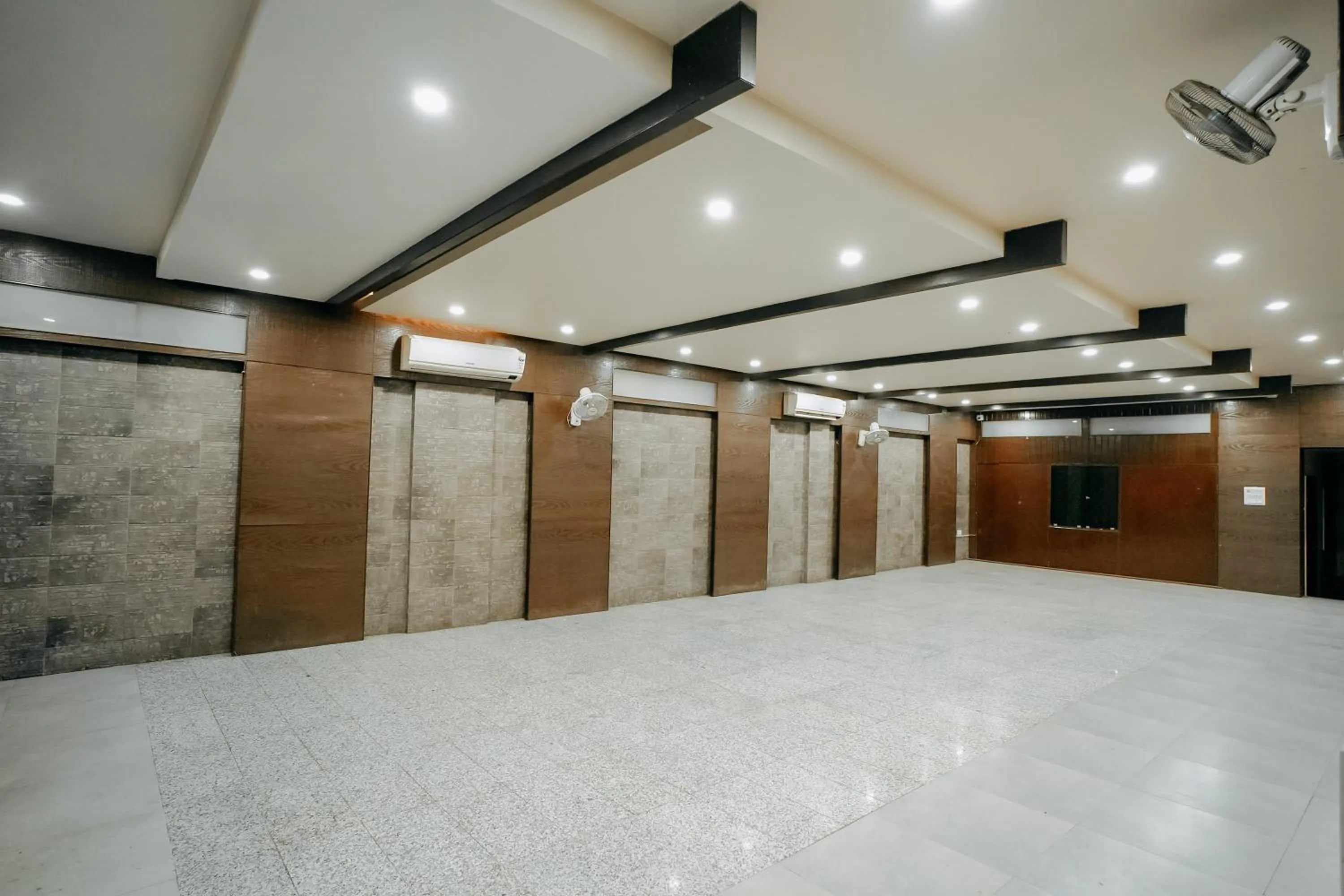 Restaurant/places to eat in Hotel Jinendra Inn