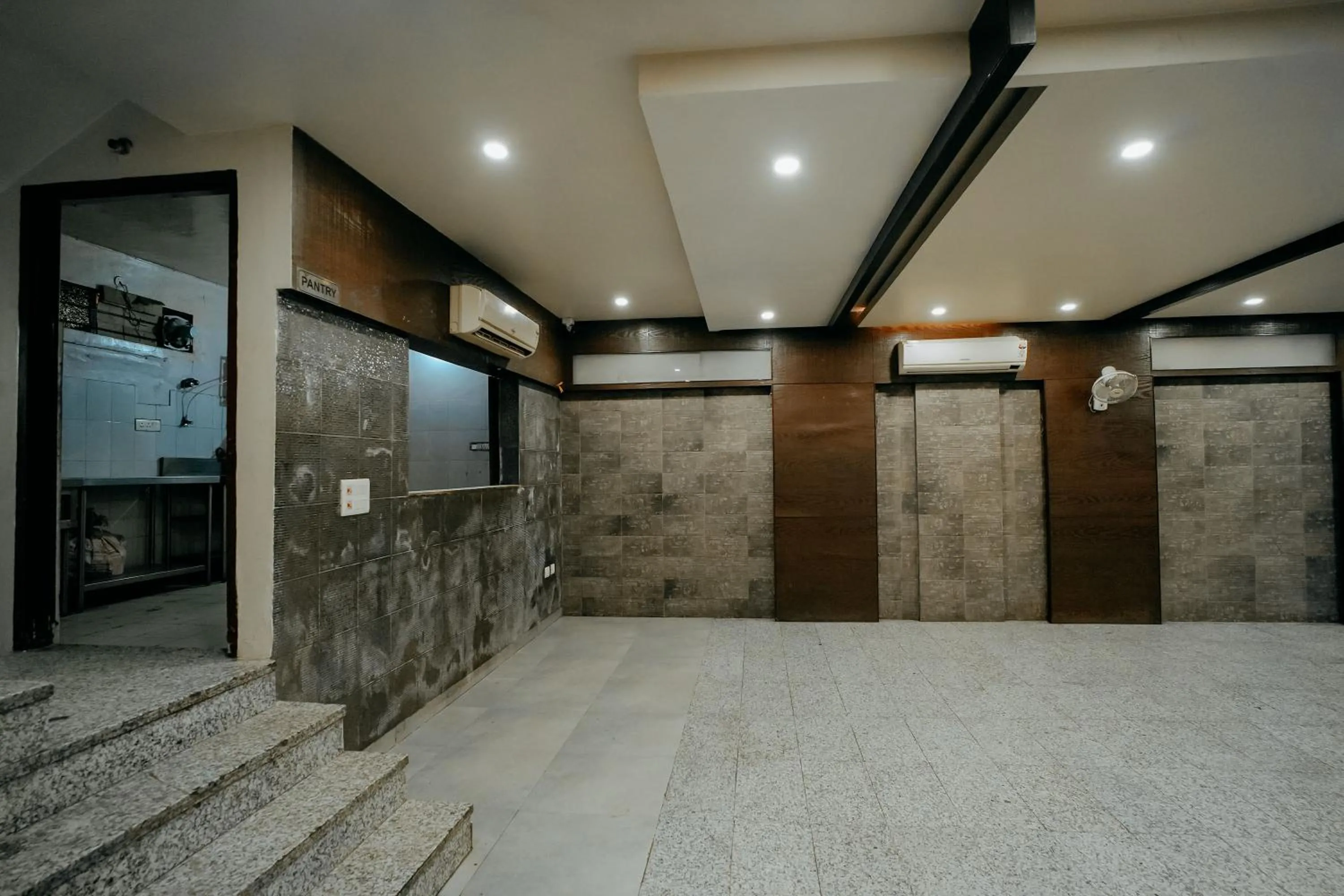 Restaurant/places to eat in Hotel Jinendra Inn