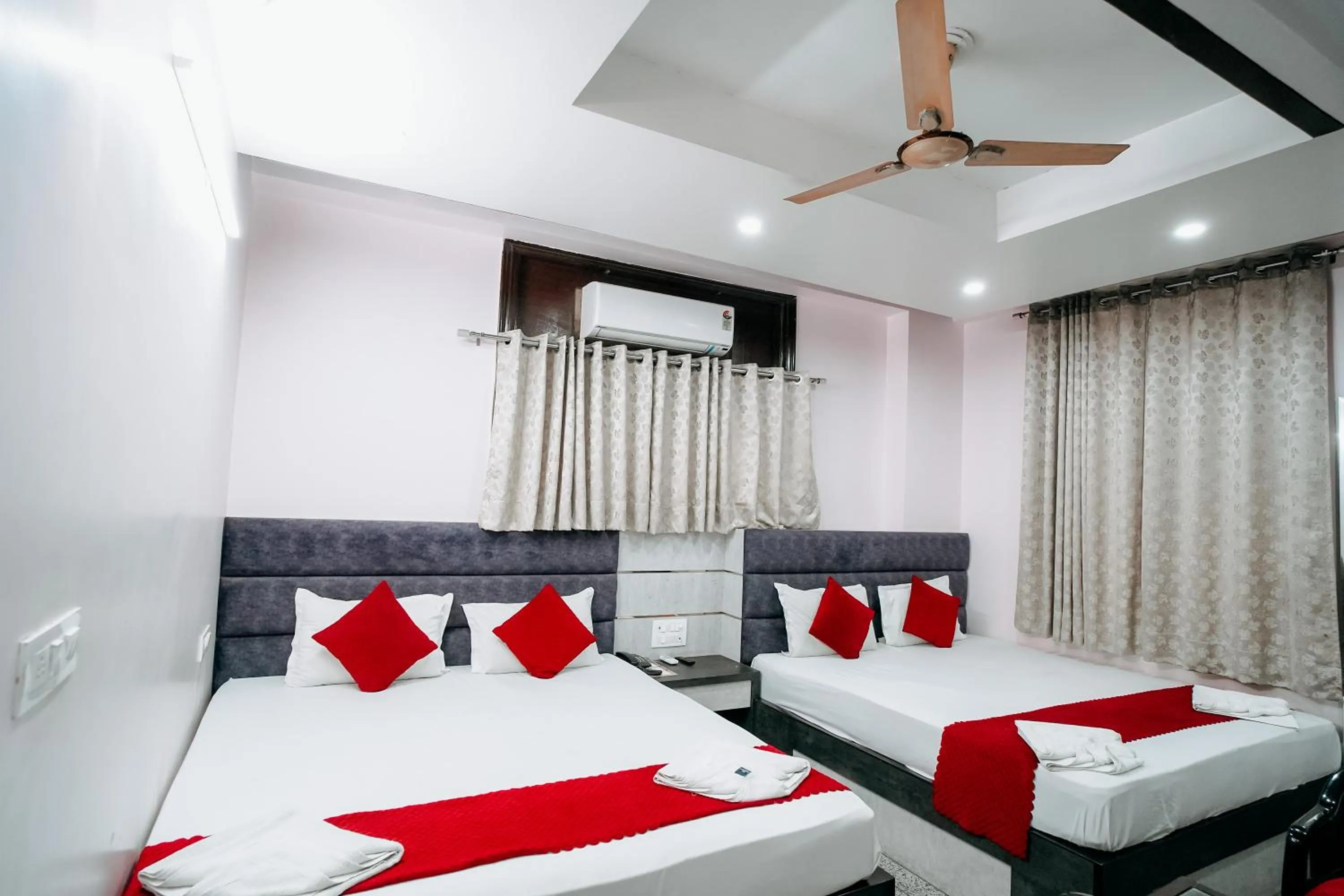 Bedroom, Bed in Hotel Jinendra Inn