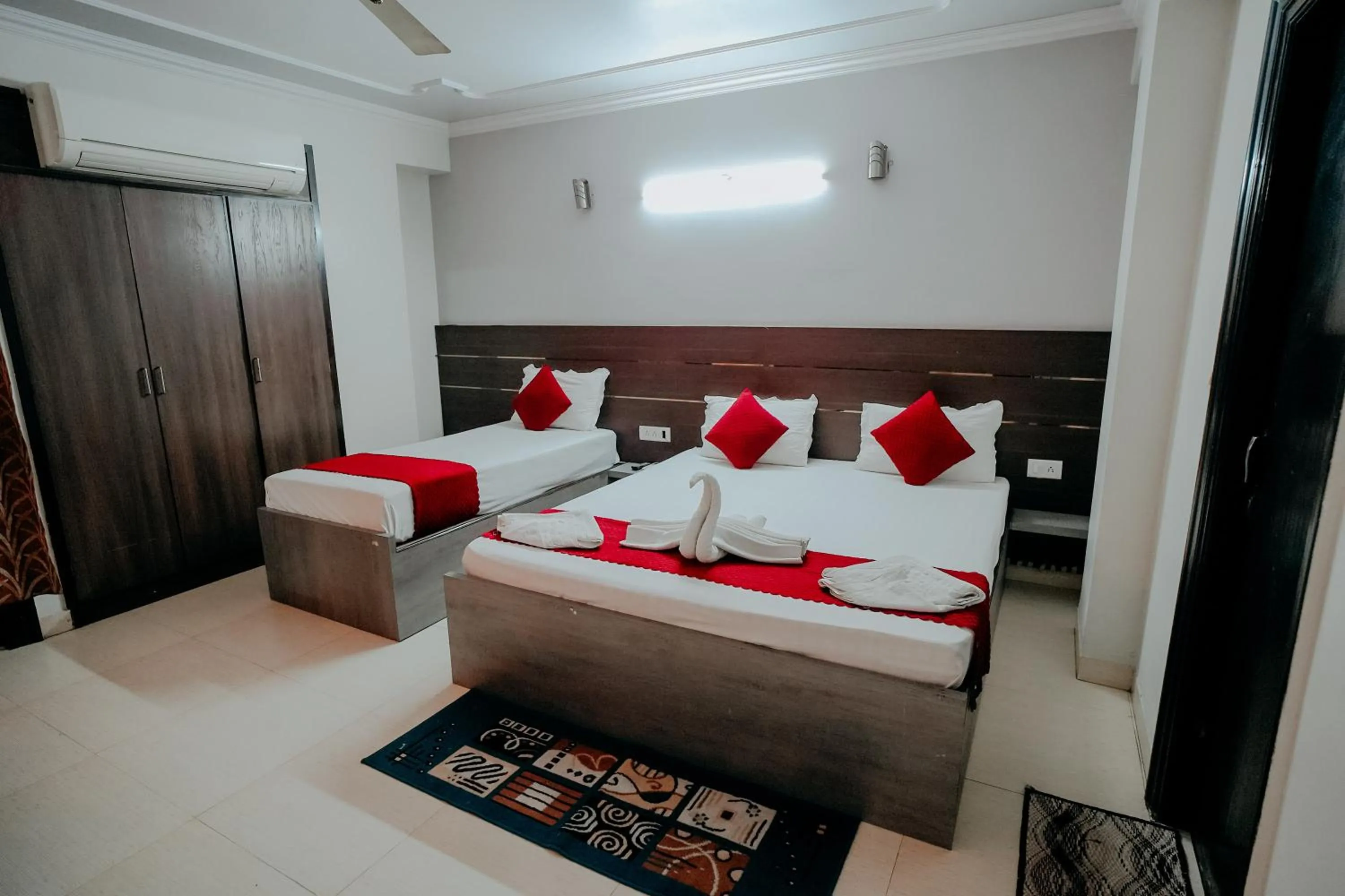 Bedroom, Bed in Hotel Jinendra Inn