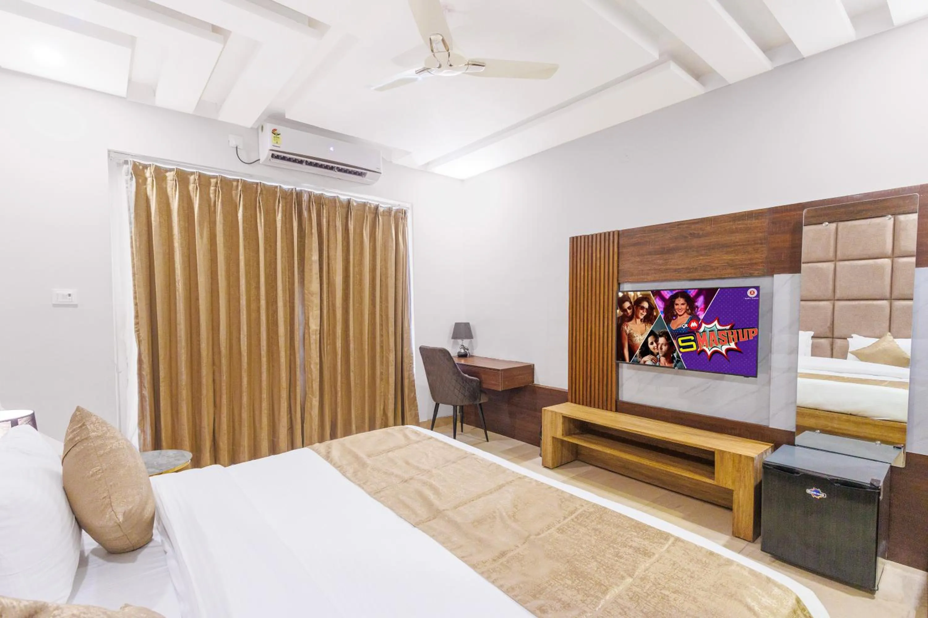Photo of the whole room, Bed in Stone Wood Hotel, Rishikesh