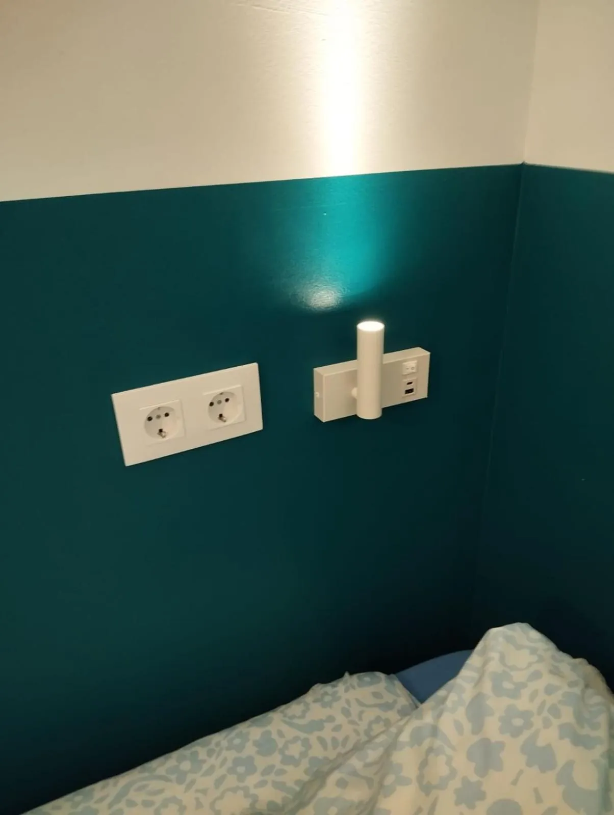 Photo of the whole room, Bed in Onefam Sungate