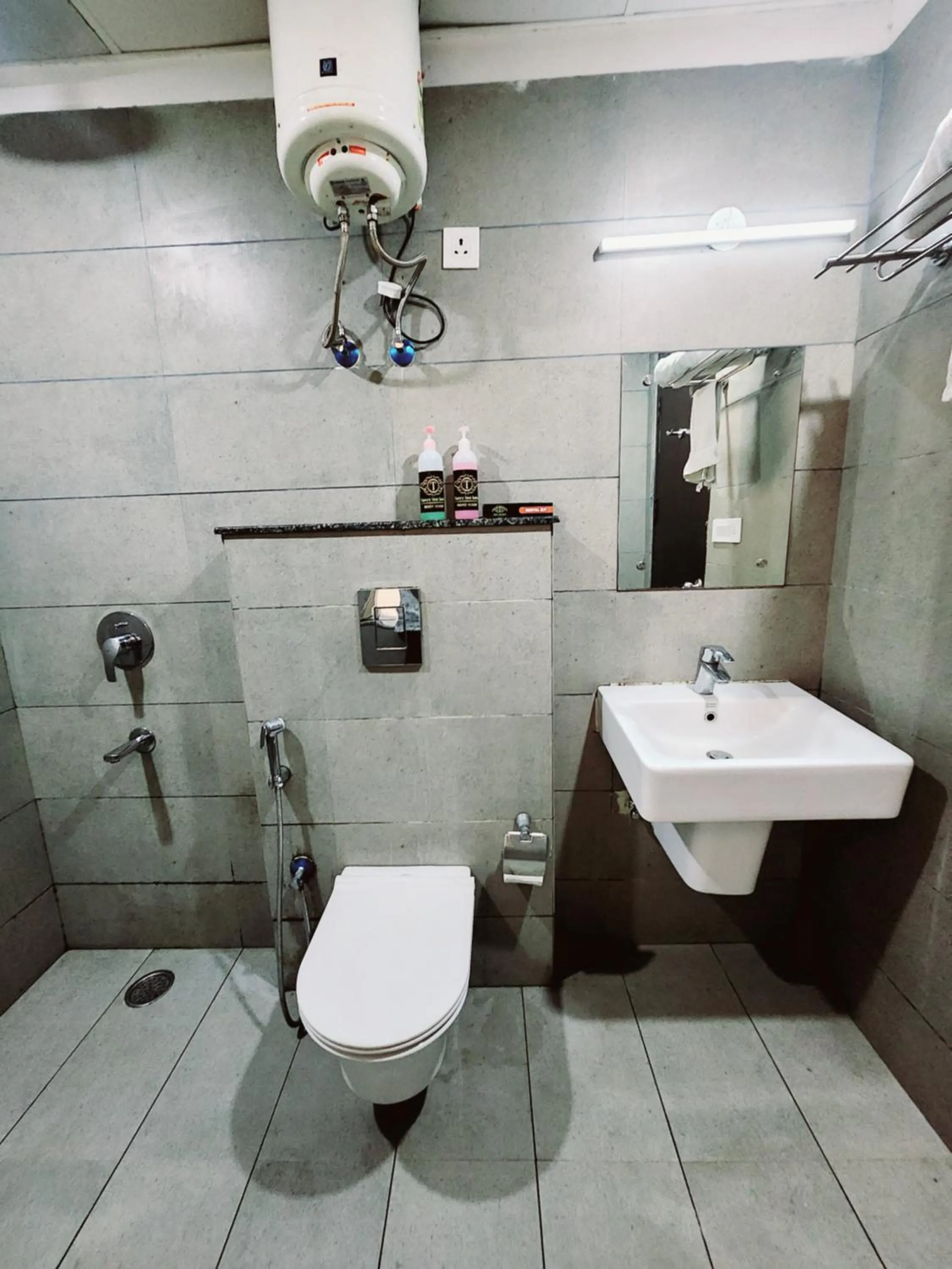 Bathroom in Tipsyy Inn Suites 007