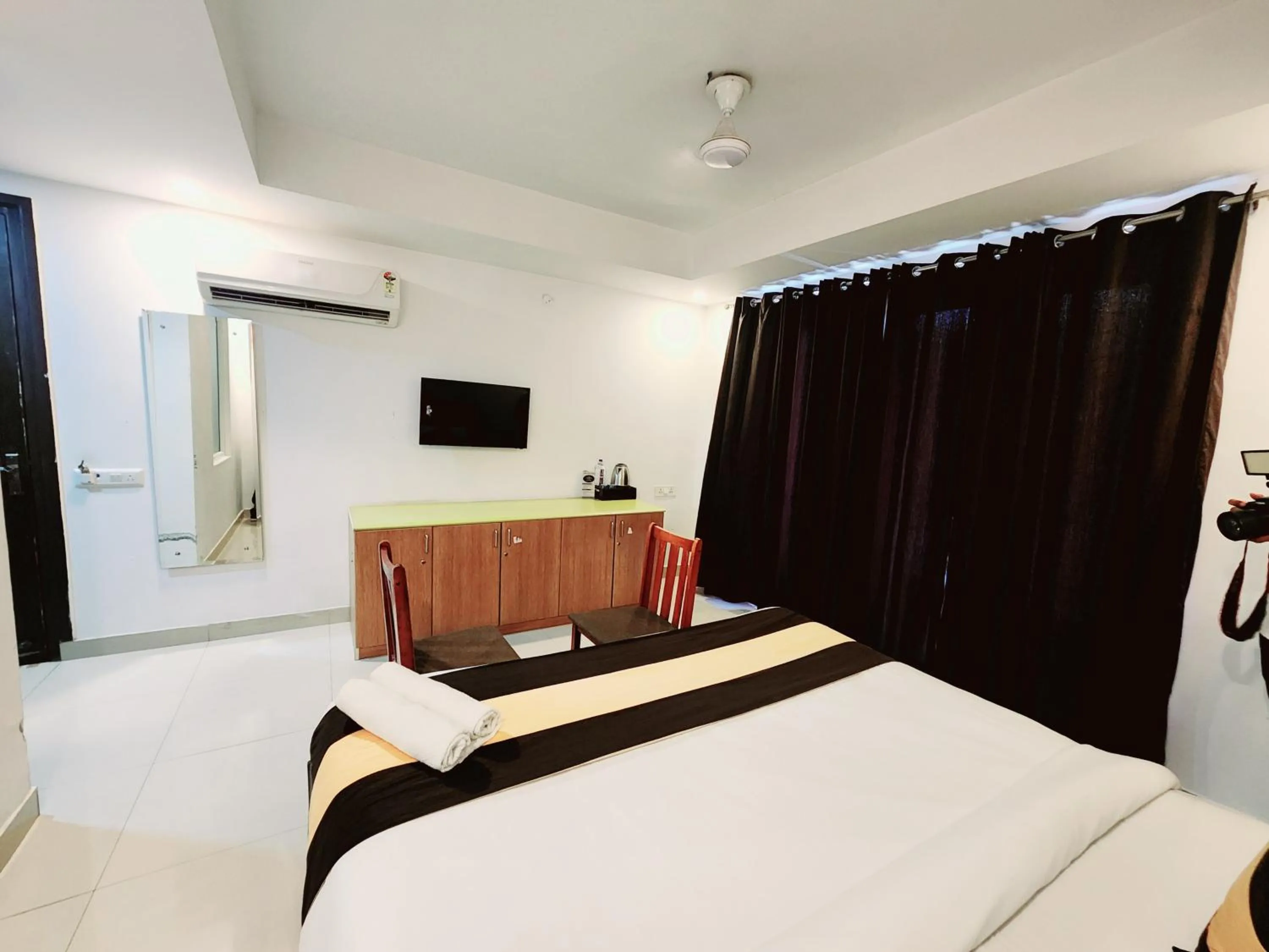 Bed in Tipsyy Inn Suites 007