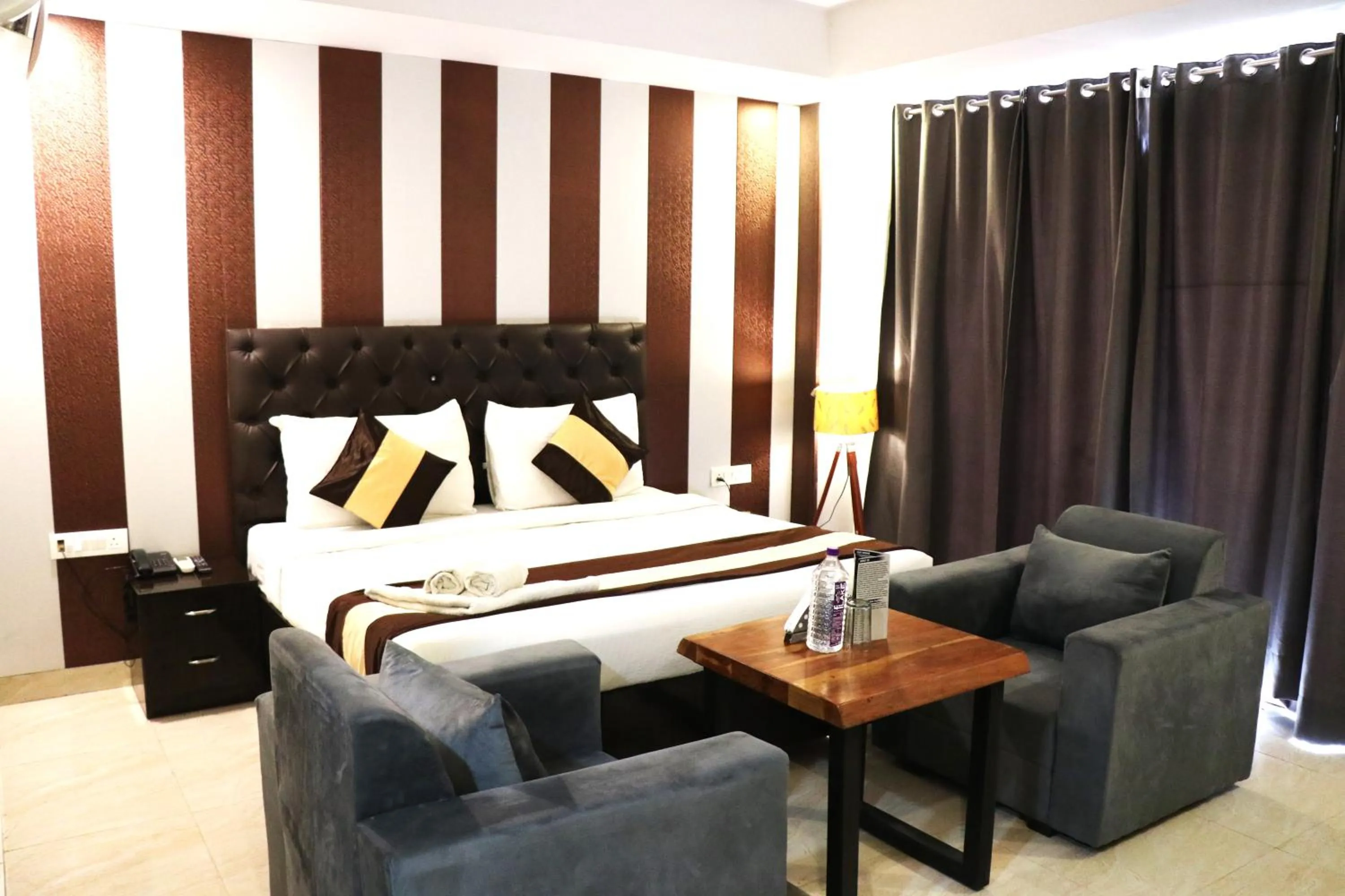 Bed in Tipsyy Inn Suites 007