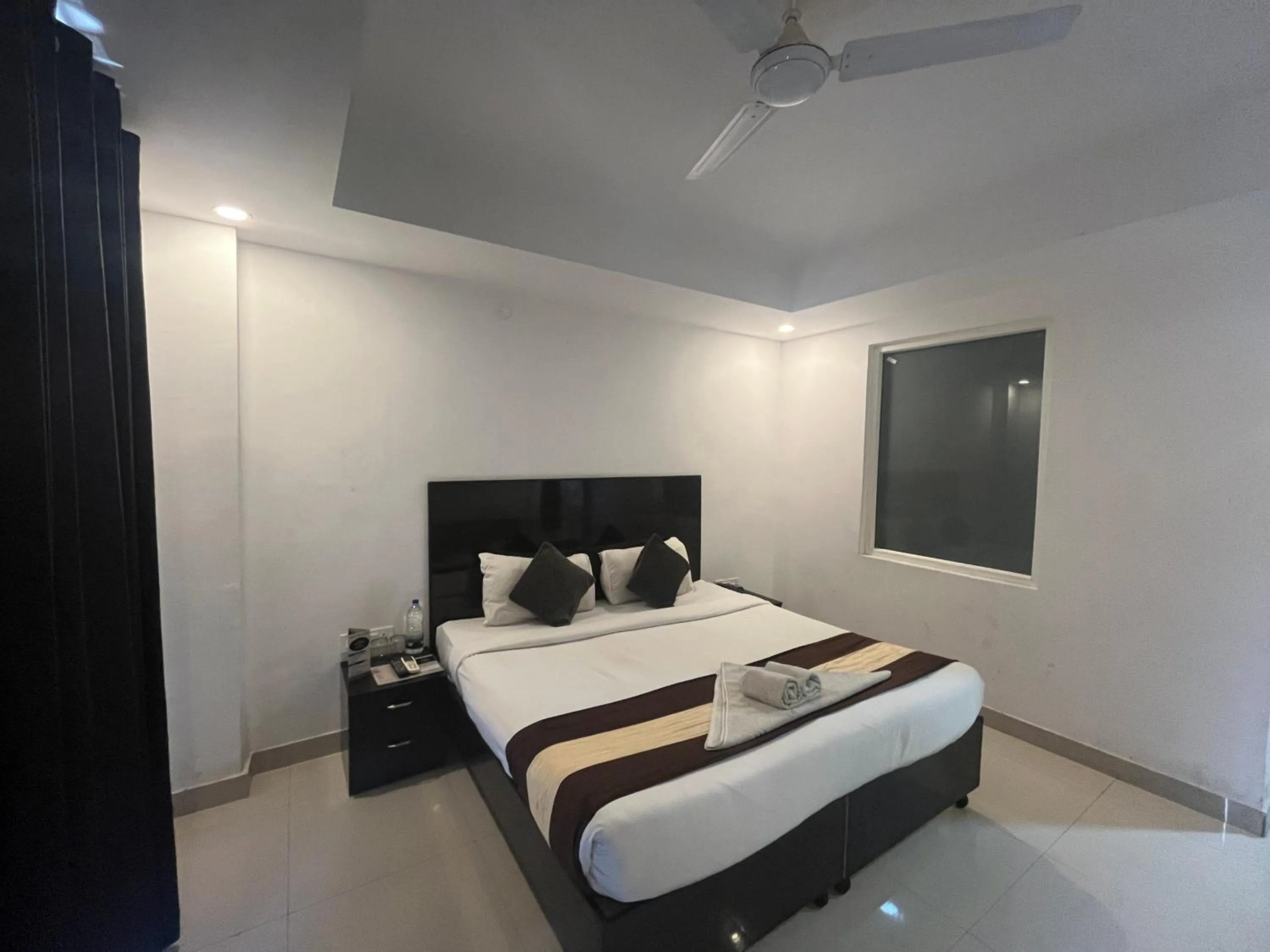 Bed in Tipsyy Inn Suites 007