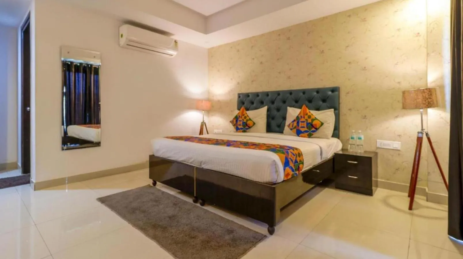 Bed in Tipsyy Inn Suites 007