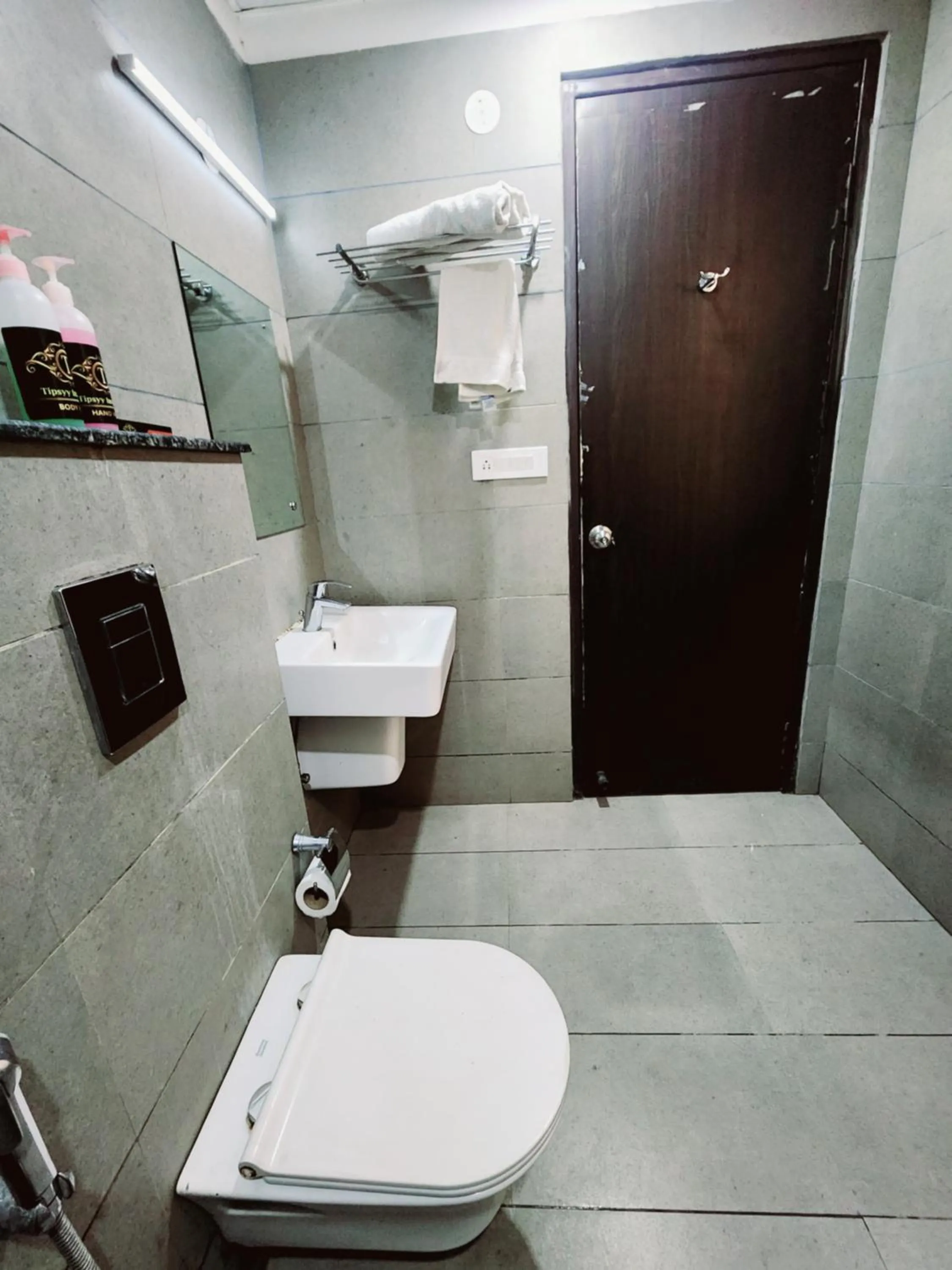 Bathroom in Tipsyy Inn Suites 007