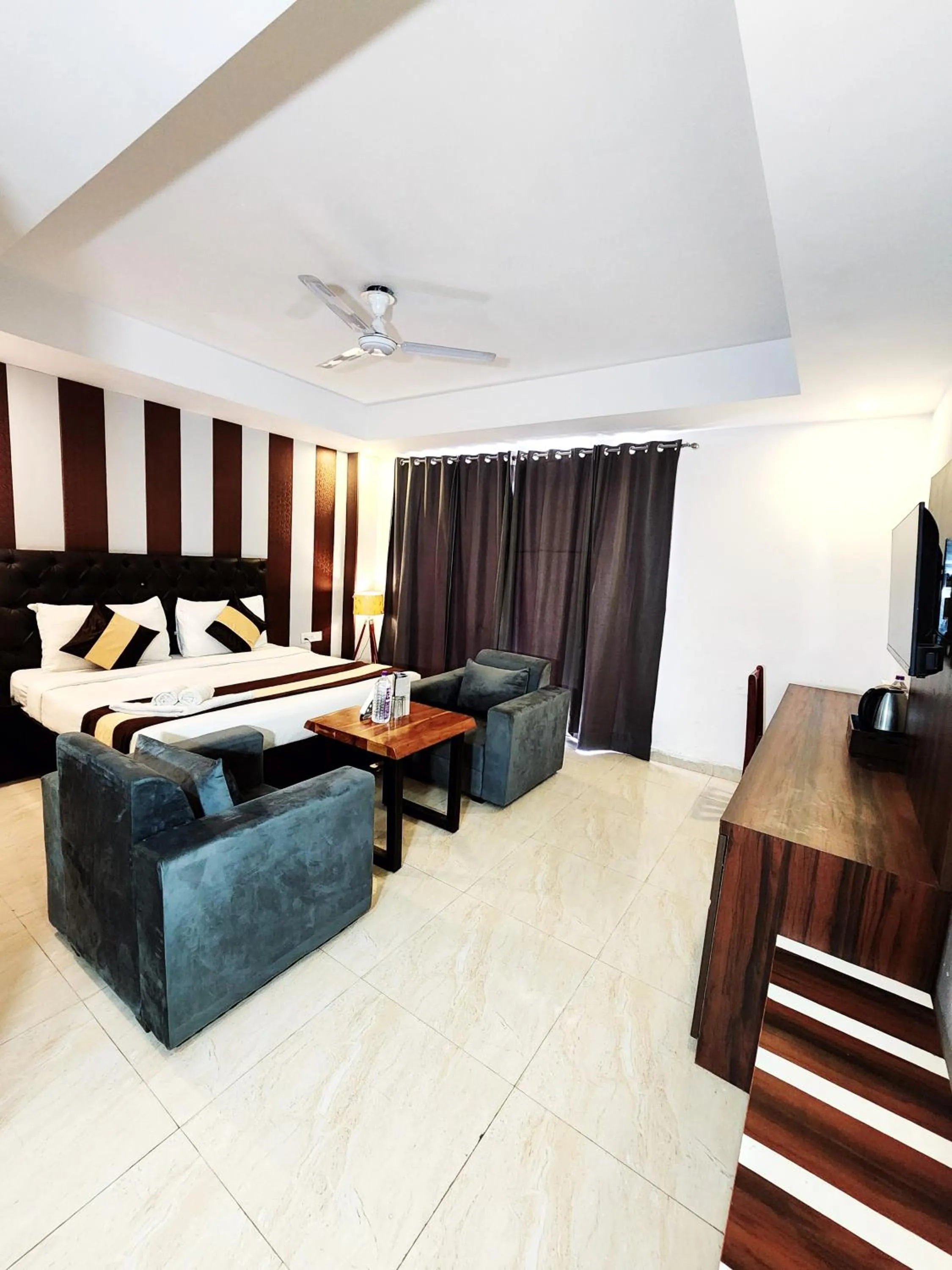 Bed in Tipsyy Inn Suites 007