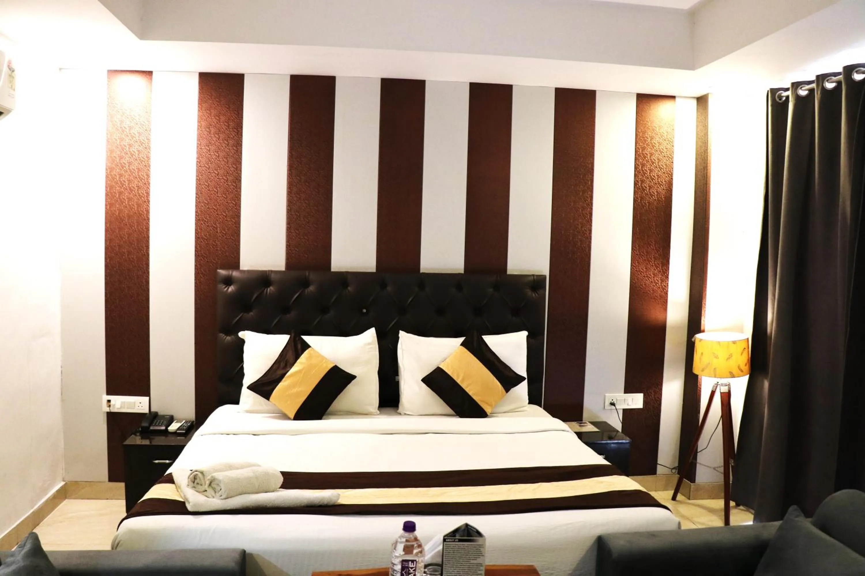 Bed in Tipsyy Inn Suites 007