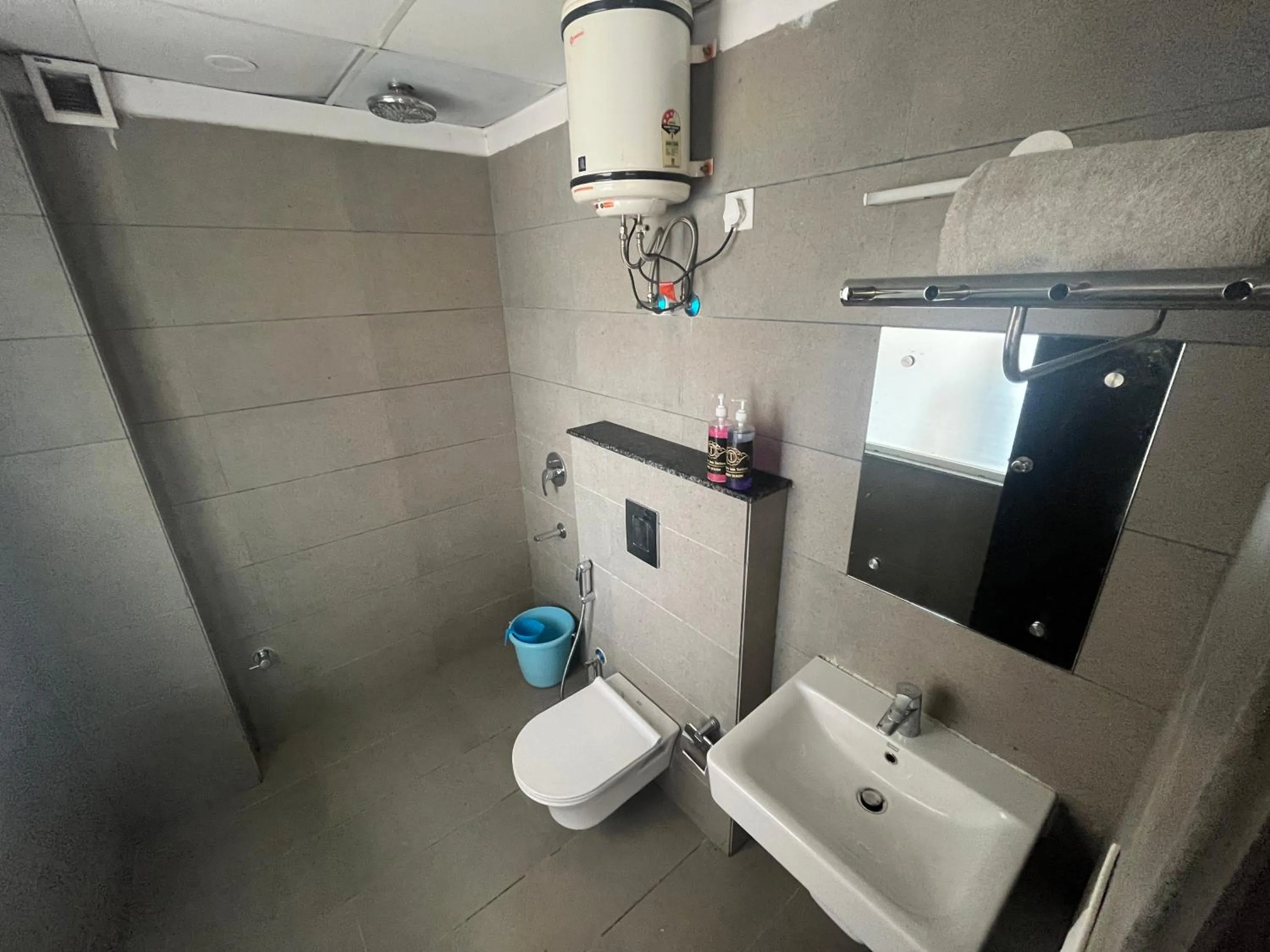 Shower in Tipsyy Inn Suites 007