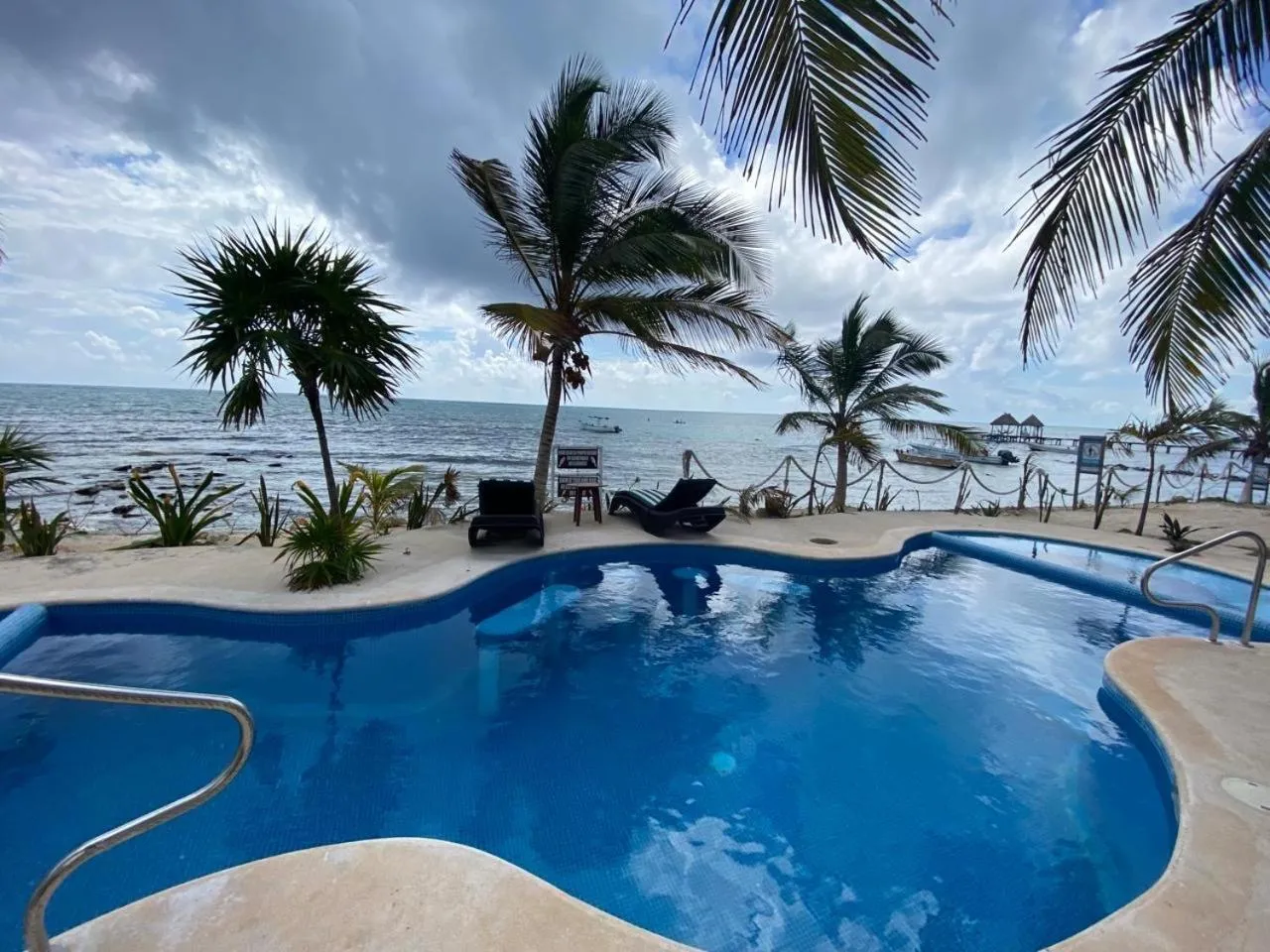 Swimming pool in Casa Cenote Hotel