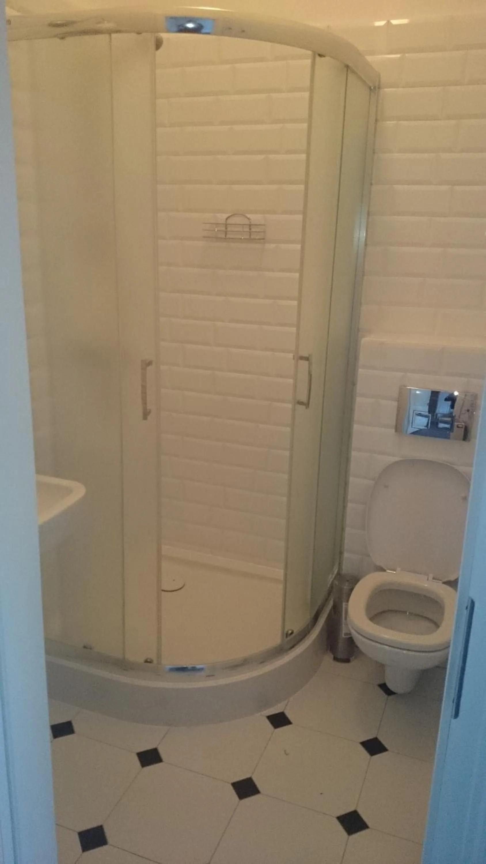 Shower in Willa Puławianka