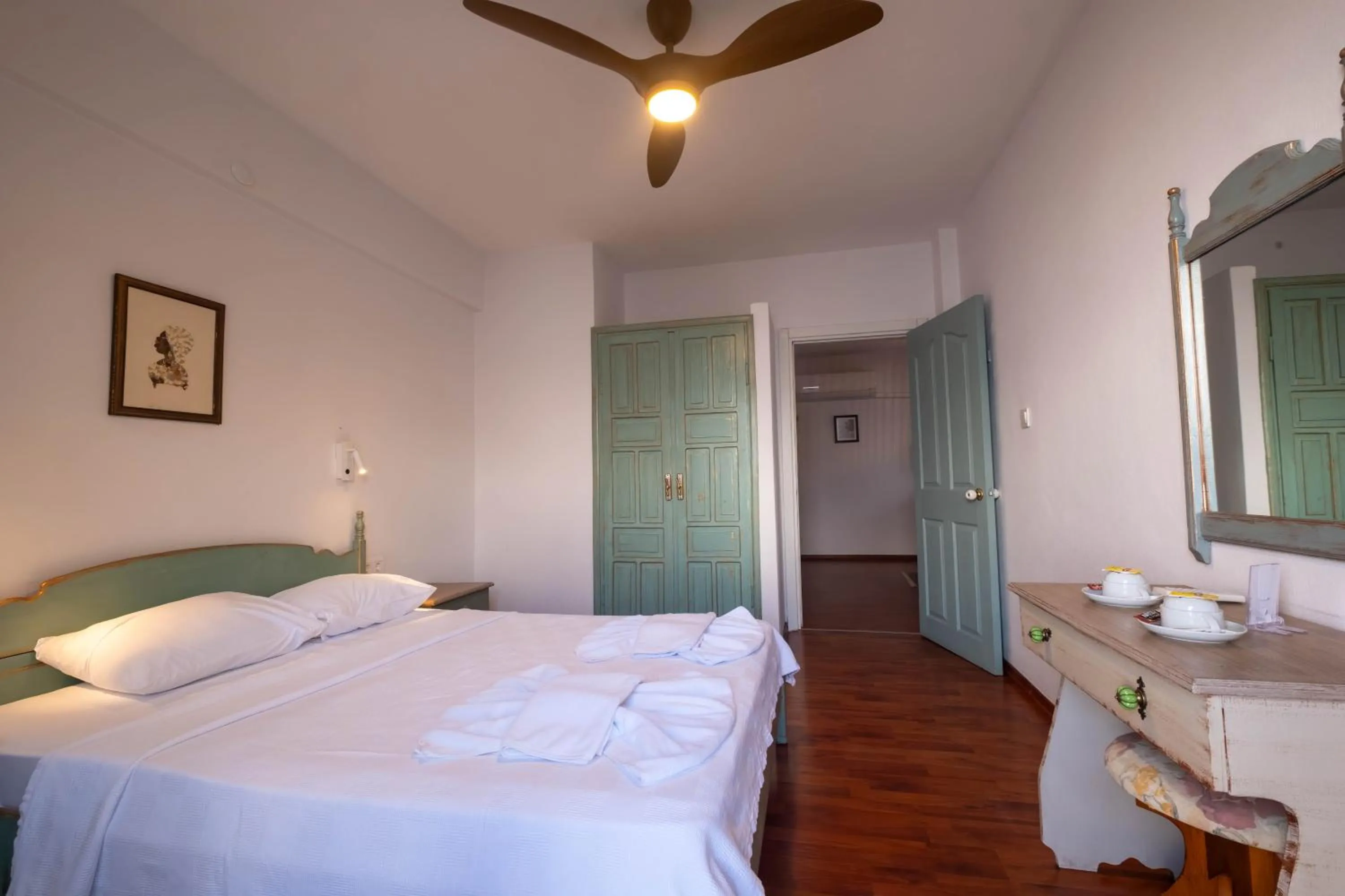 Photo of the whole room, Bed in The Diplomat Hotel