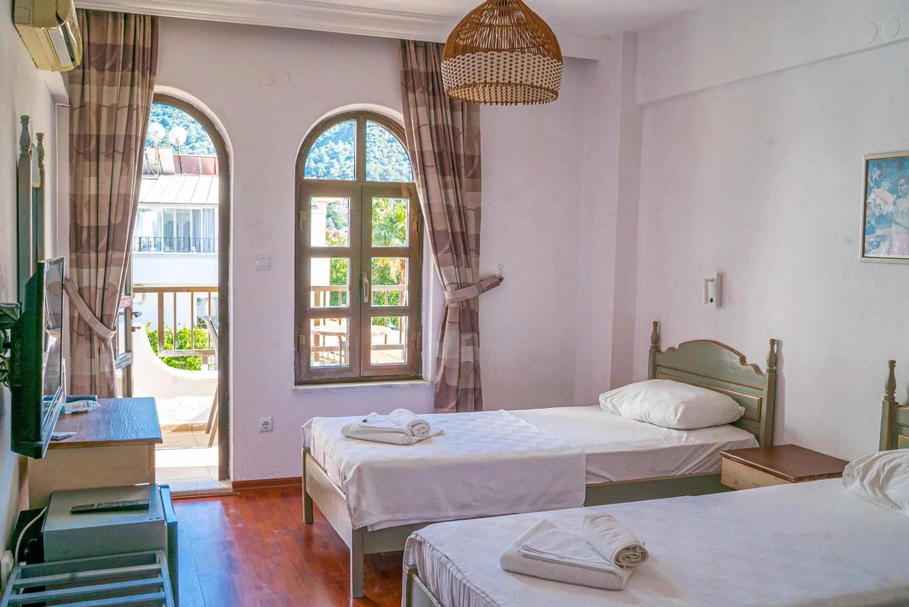 Photo of the whole room, Bed in The Diplomat Hotel