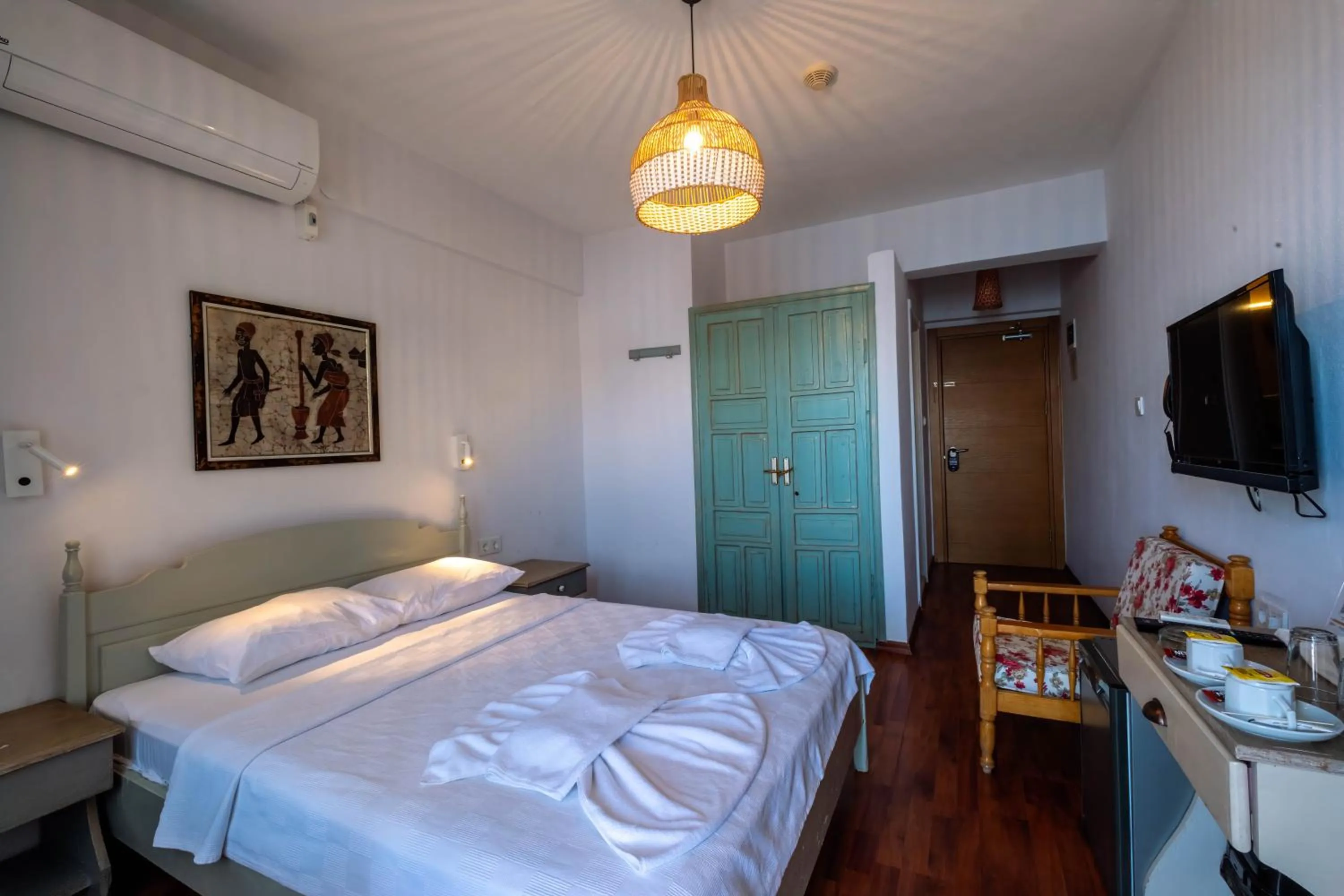 Photo of the whole room, Bed in The Diplomat Hotel