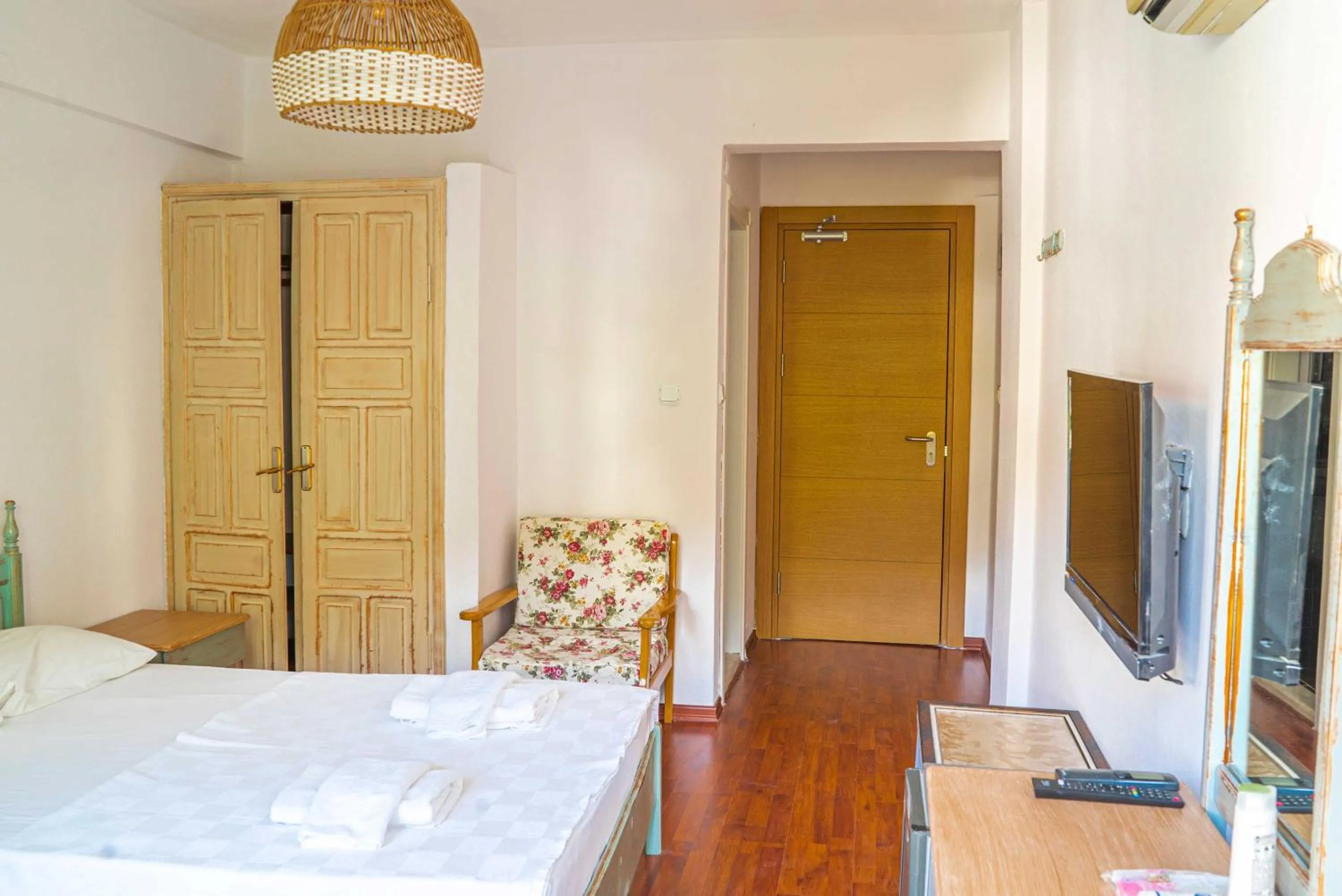 Photo of the whole room, Bed in The Diplomat Hotel