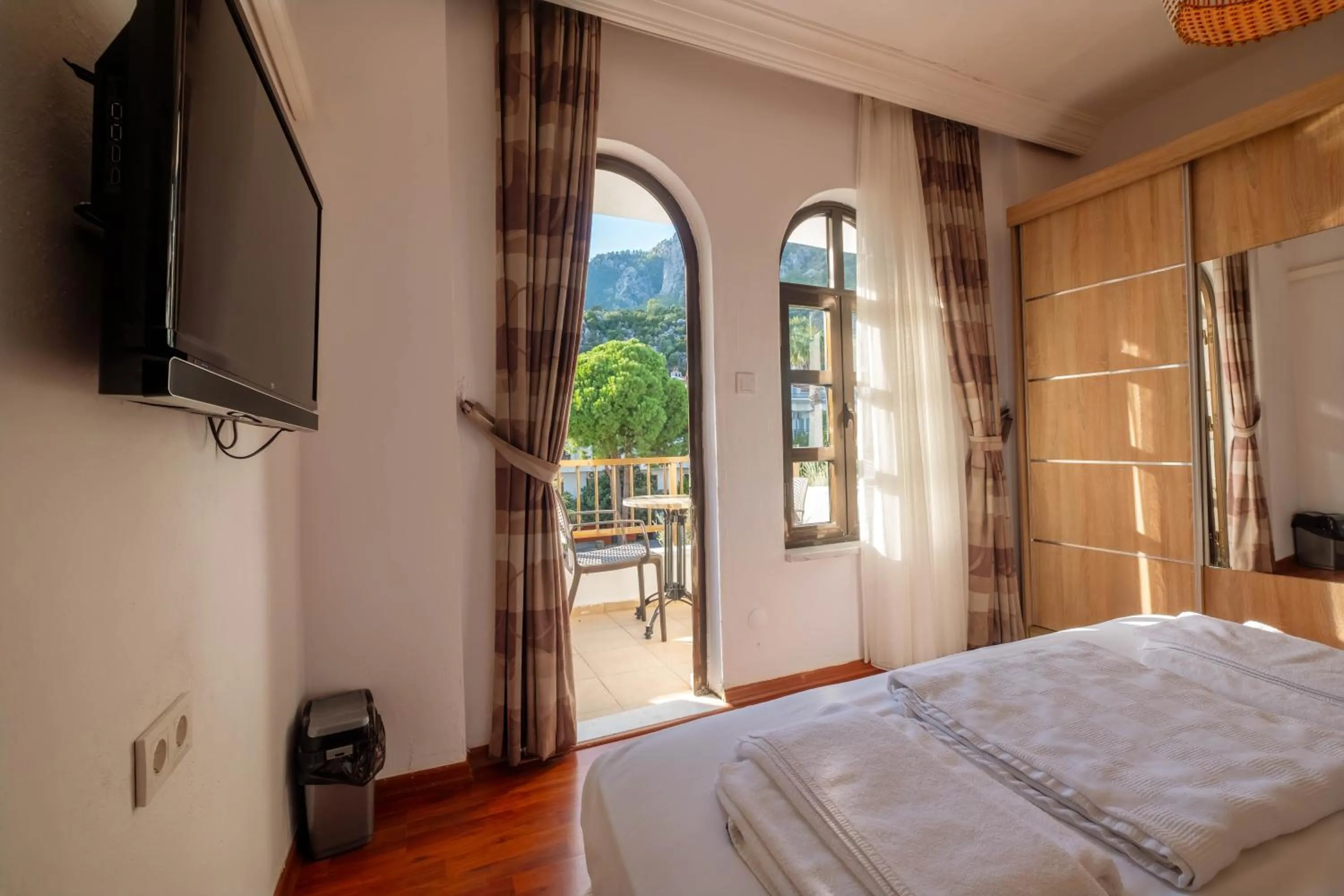 Photo of the whole room, Bed in The Diplomat Hotel