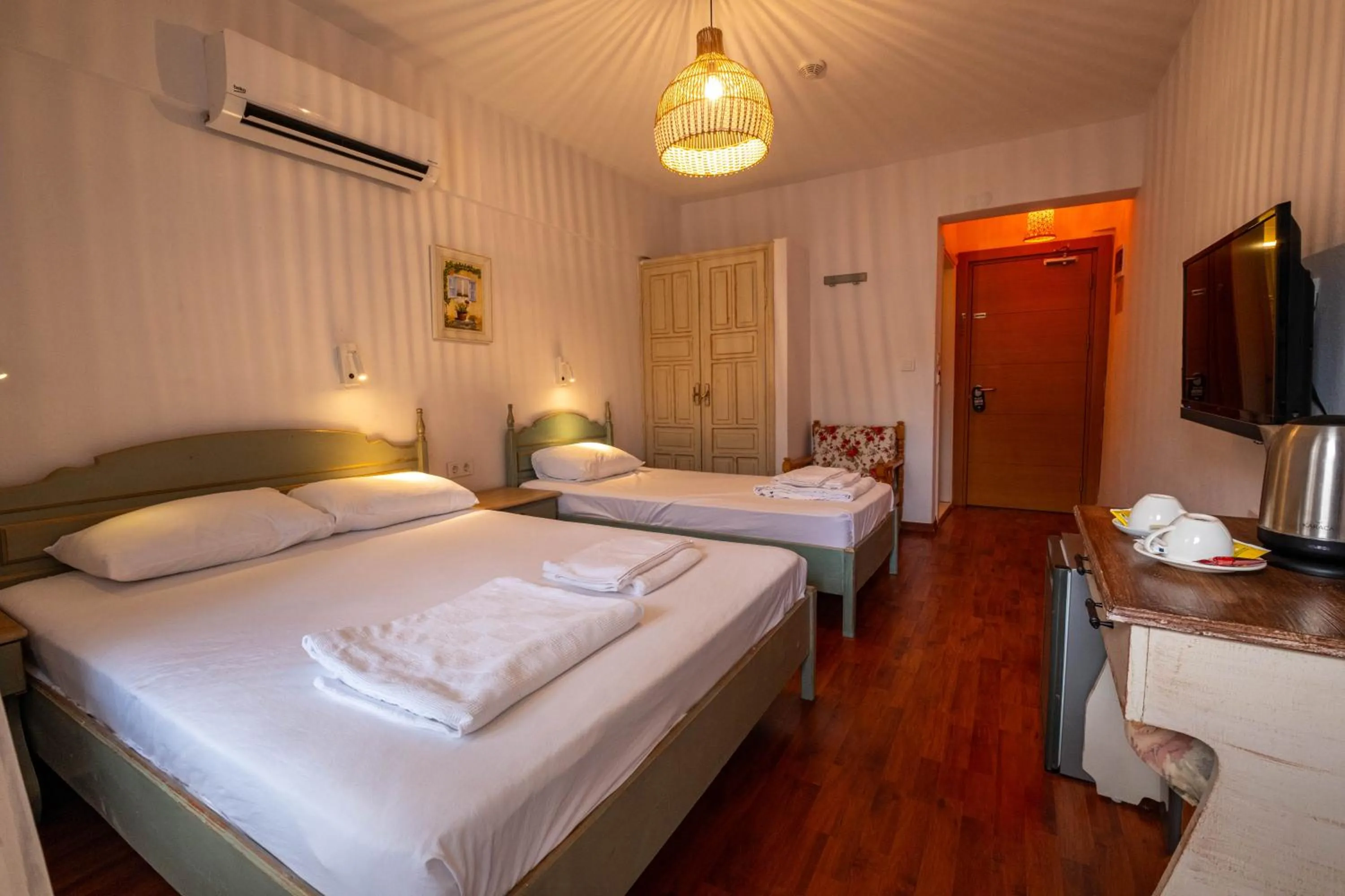 Photo of the whole room, Bed in The Diplomat Hotel