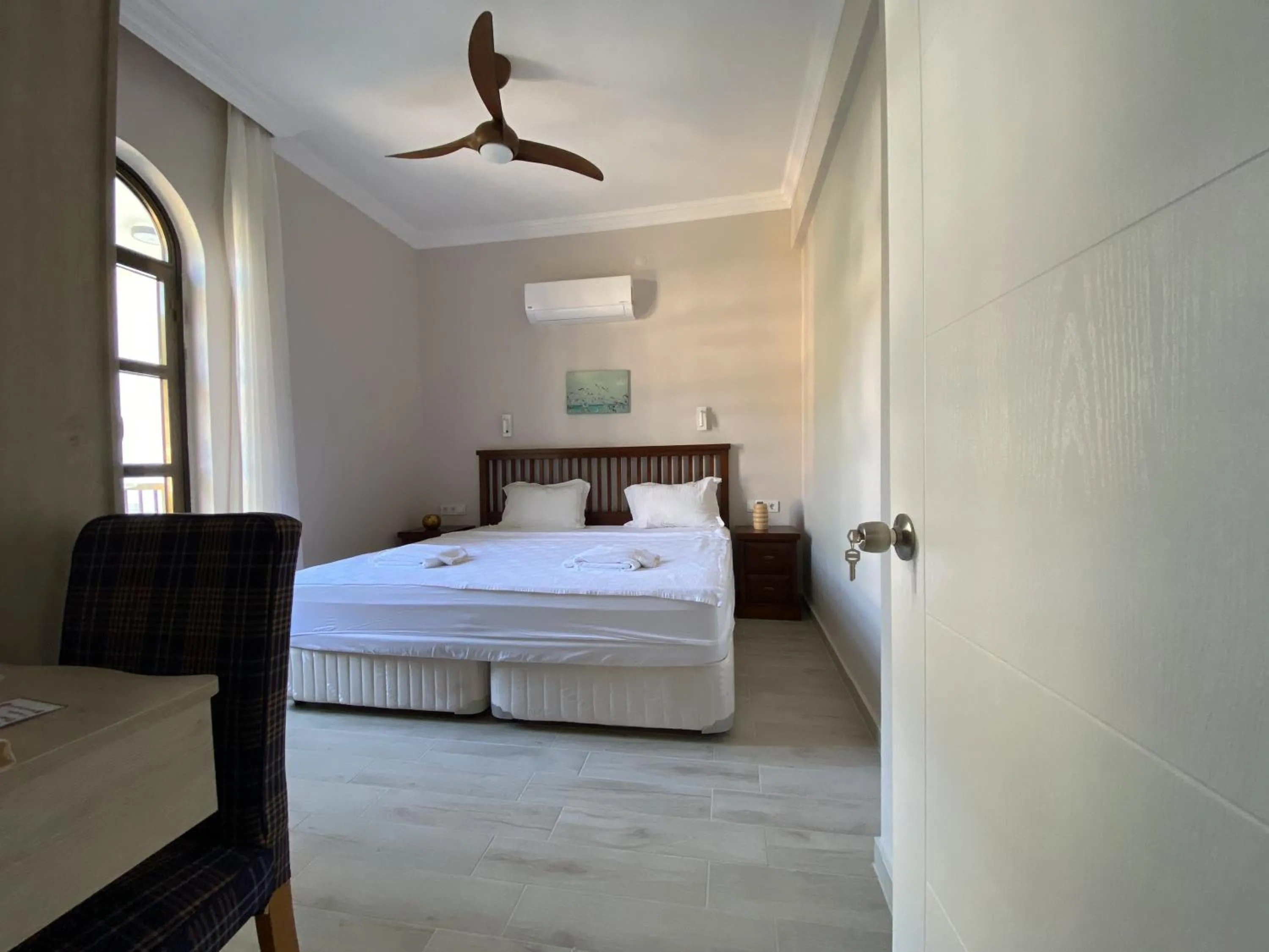 Photo of the whole room, Bed in The Diplomat Hotel