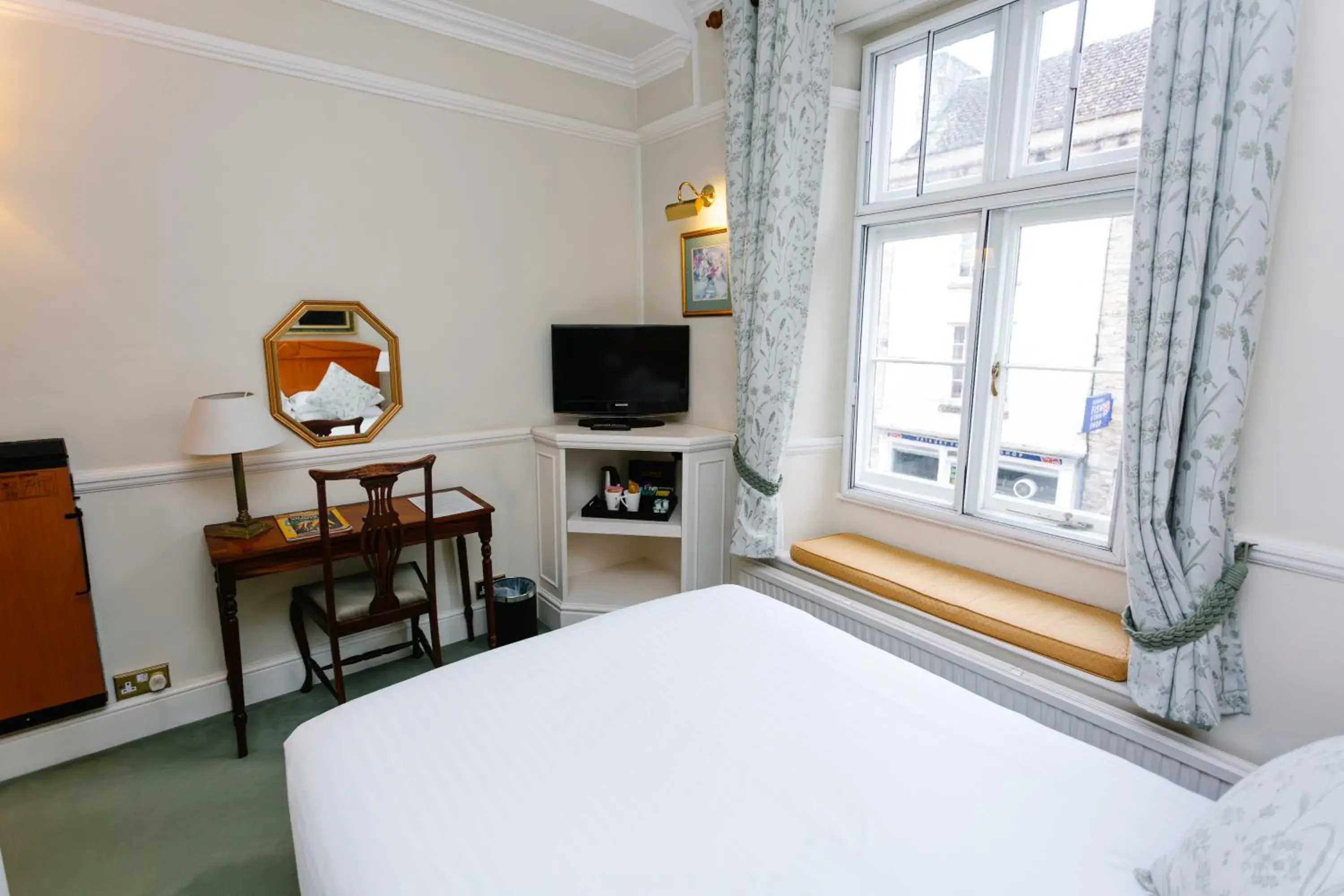 Compact Double Room in The Snooty Fox Compact Double Room in The Snooty Fox