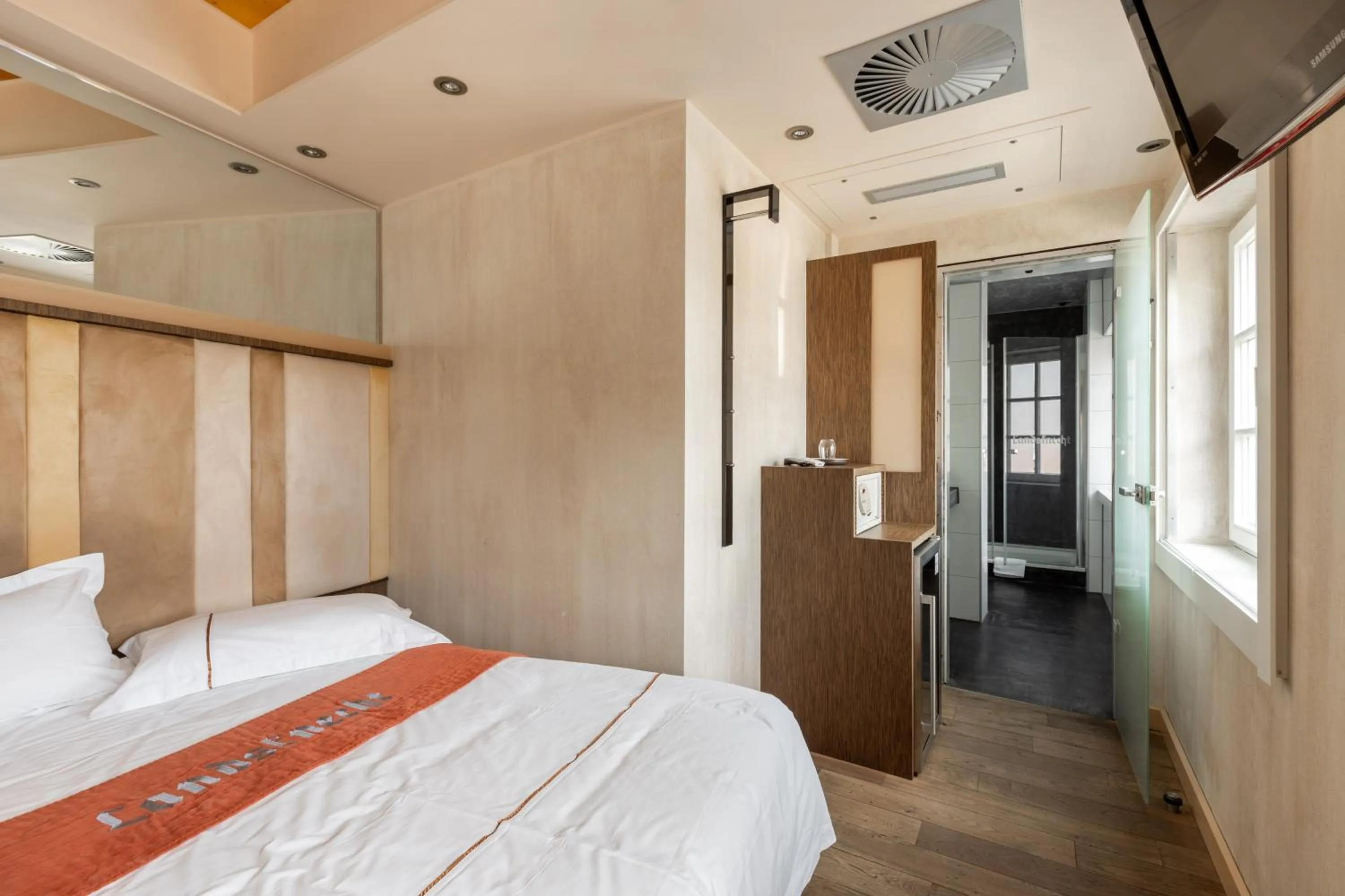 Photo of the whole room, Bed in Wirtshaus & Hotel Landsknecht