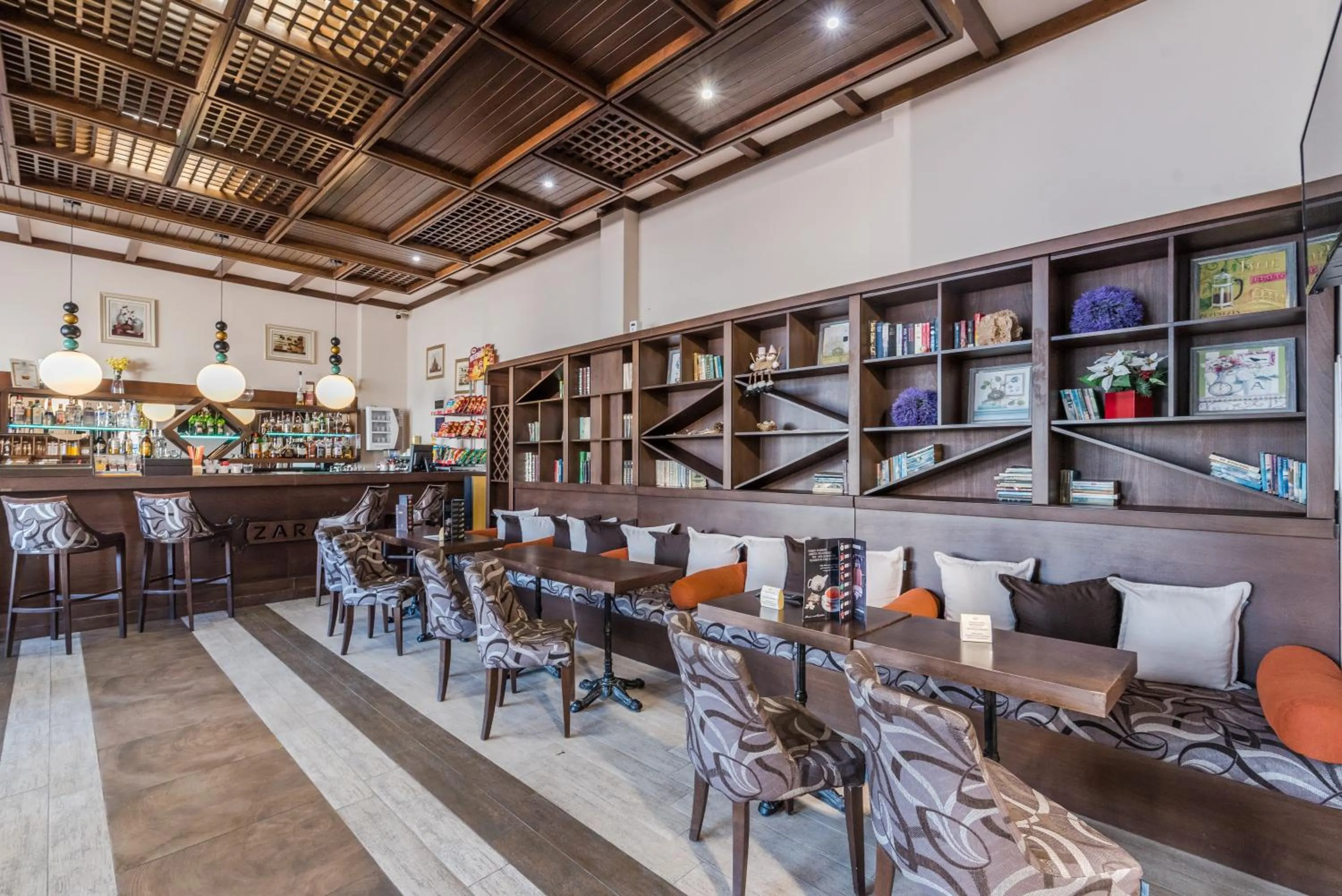 Restaurant/places to eat in Hotel Zara