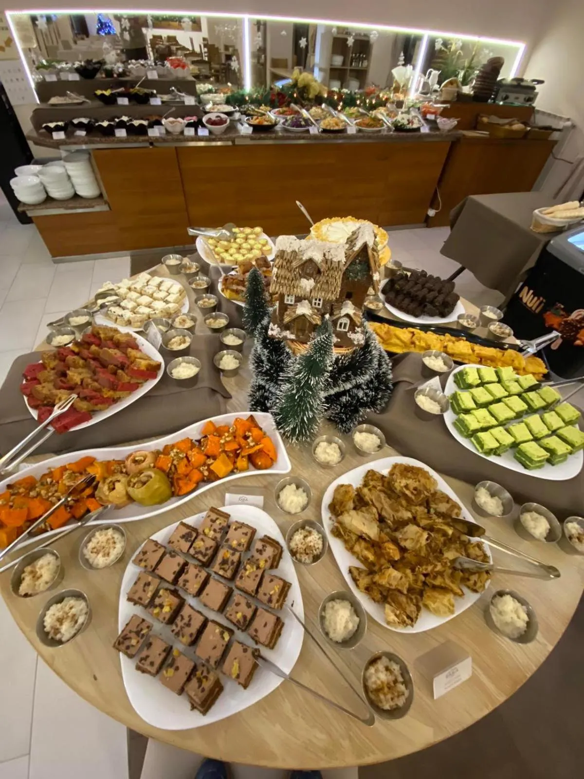 Restaurant/places to eat in Hotel Zara