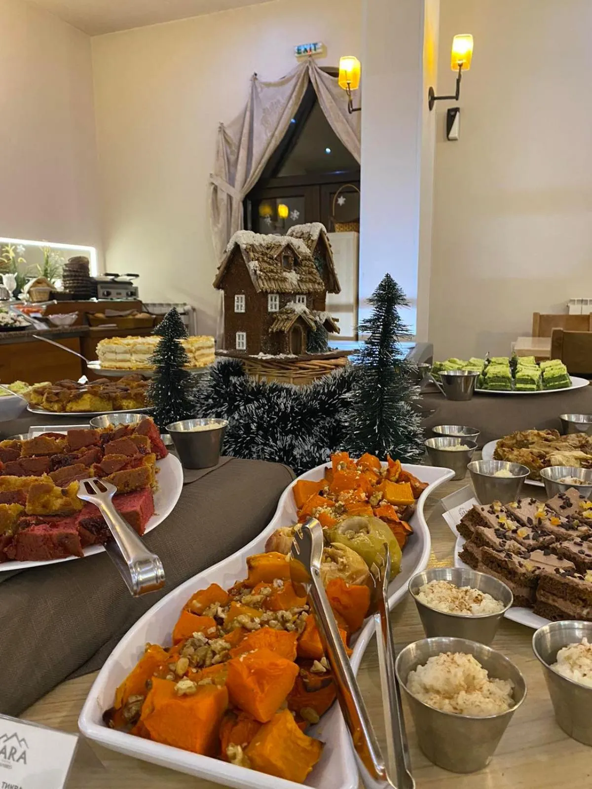 Restaurant/places to eat in Hotel Zara