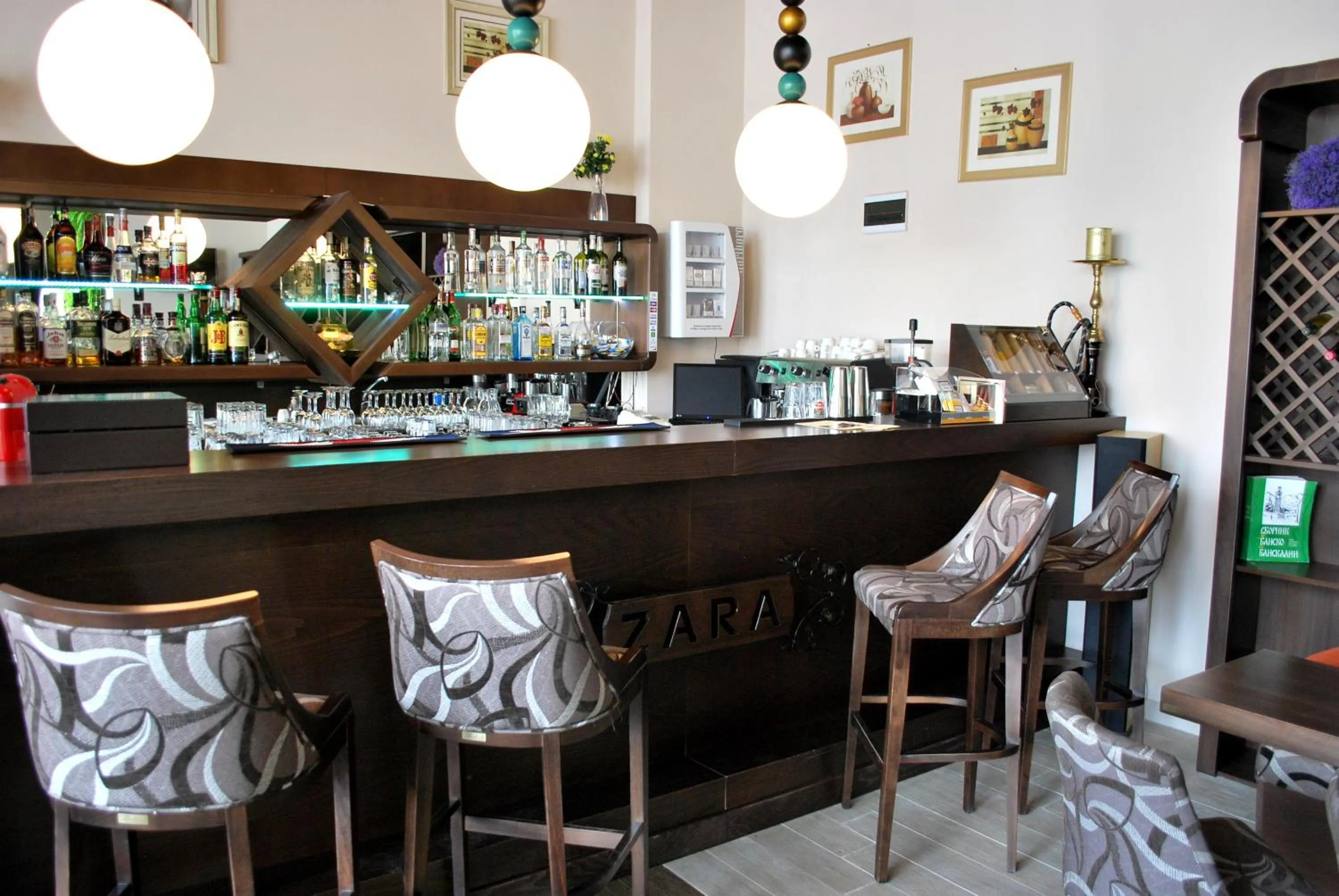 Restaurant/places to eat in Hotel Zara