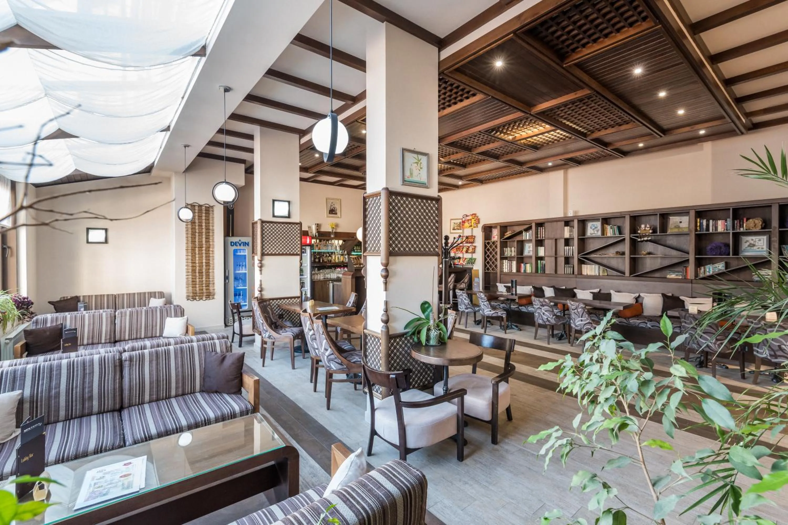 Restaurant/places to eat in Hotel Zara