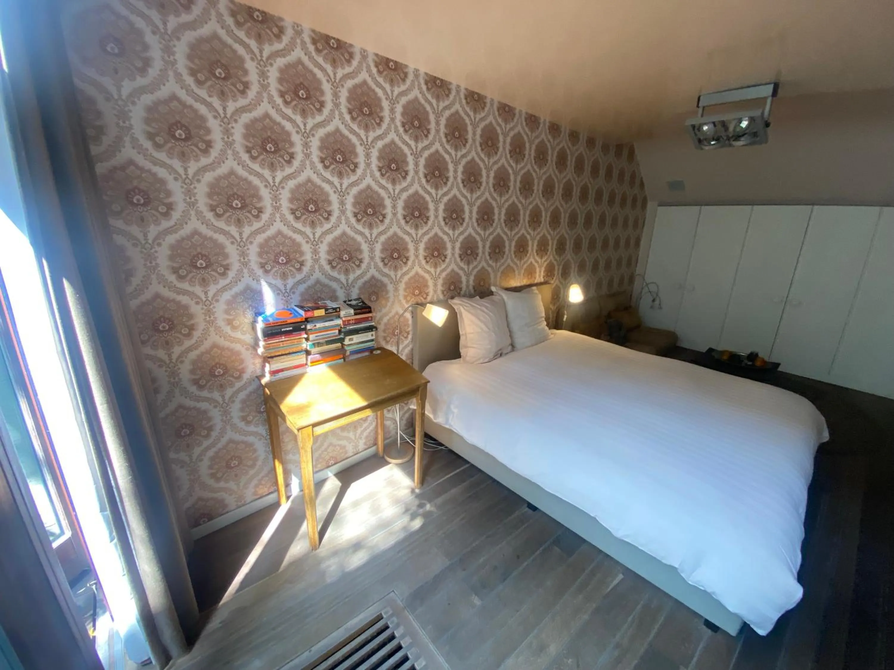 Bedroom, Bed in Schopenhauer