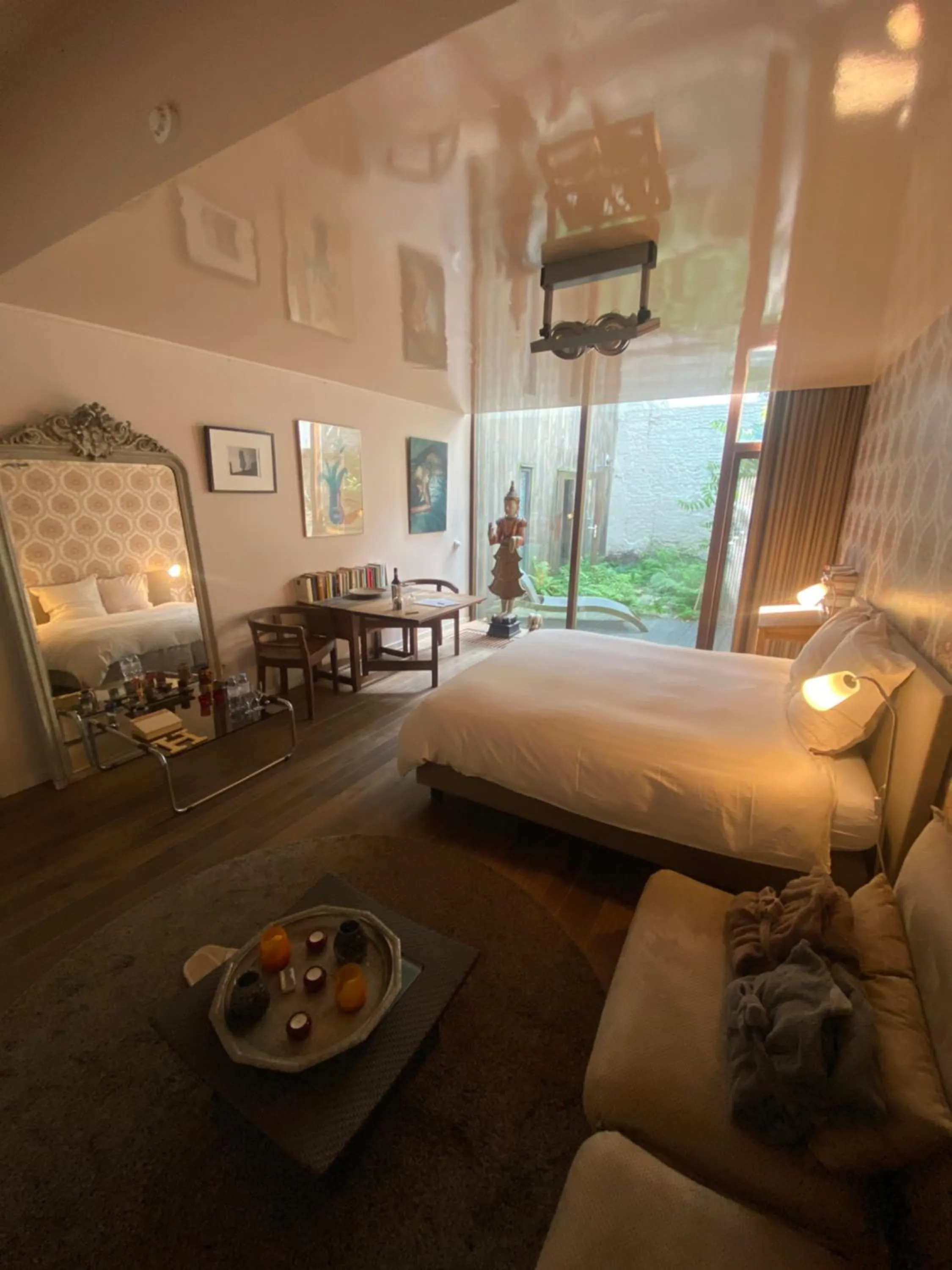 Bedroom, Bed in Schopenhauer