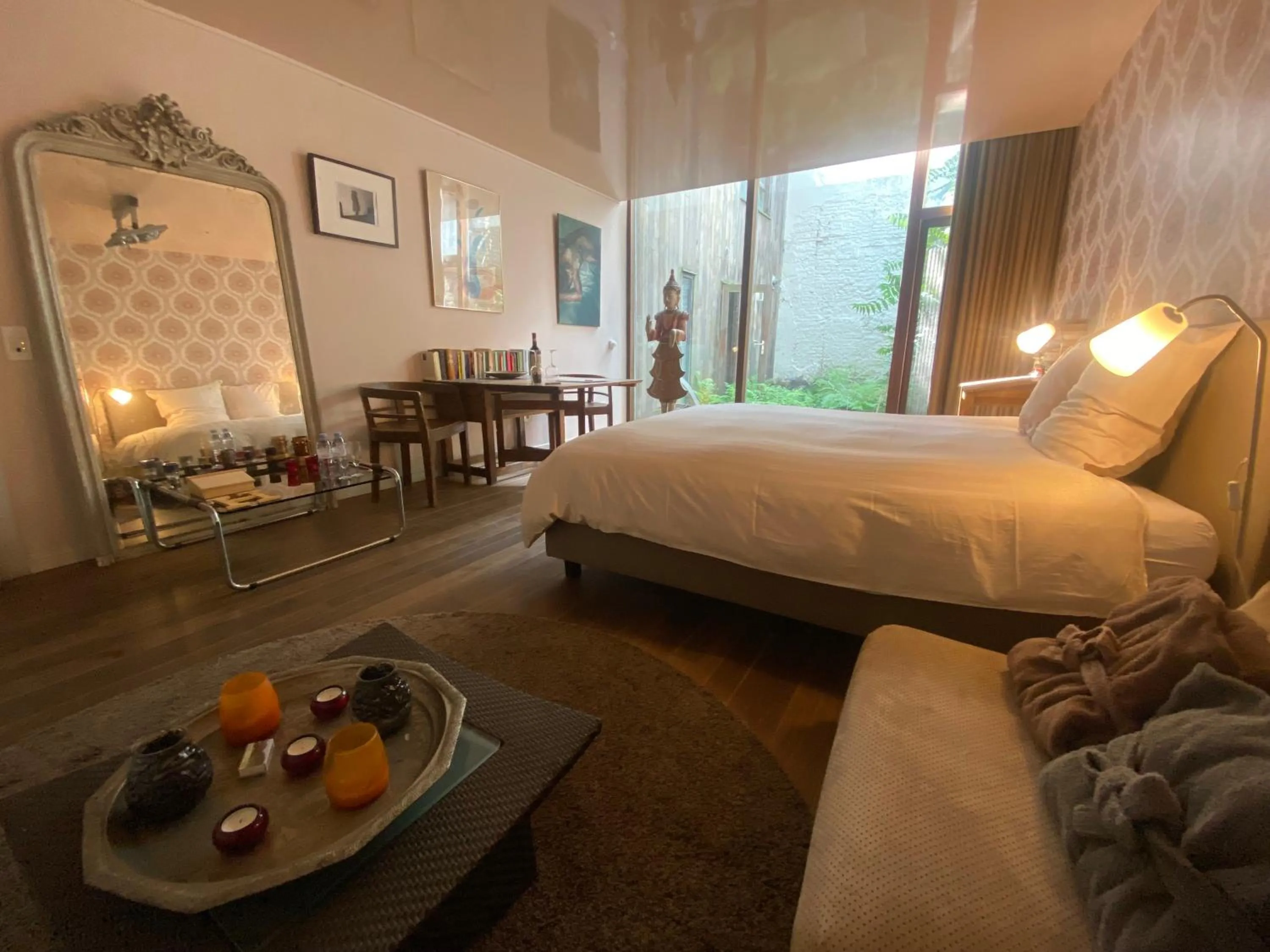 Bedroom, Bed in Schopenhauer