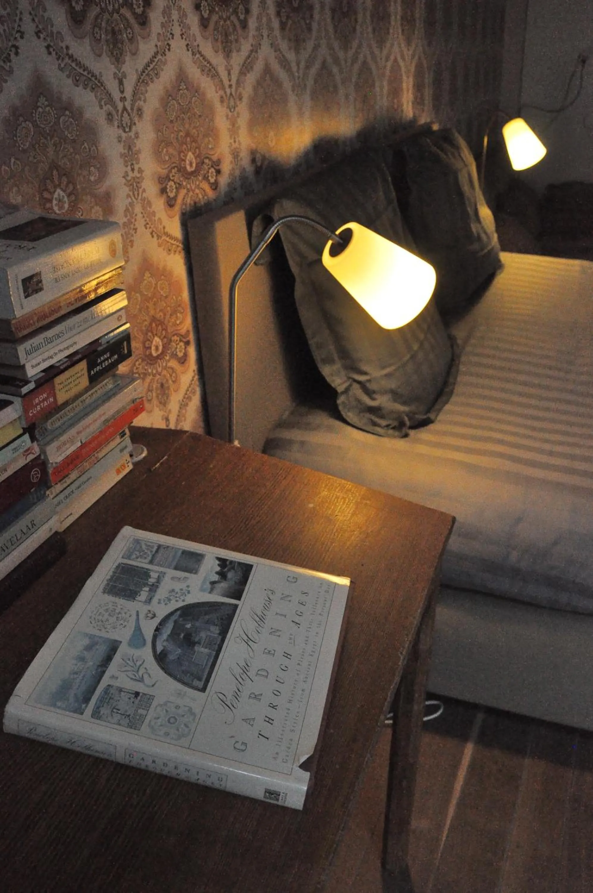 Bedroom, Bed in Schopenhauer